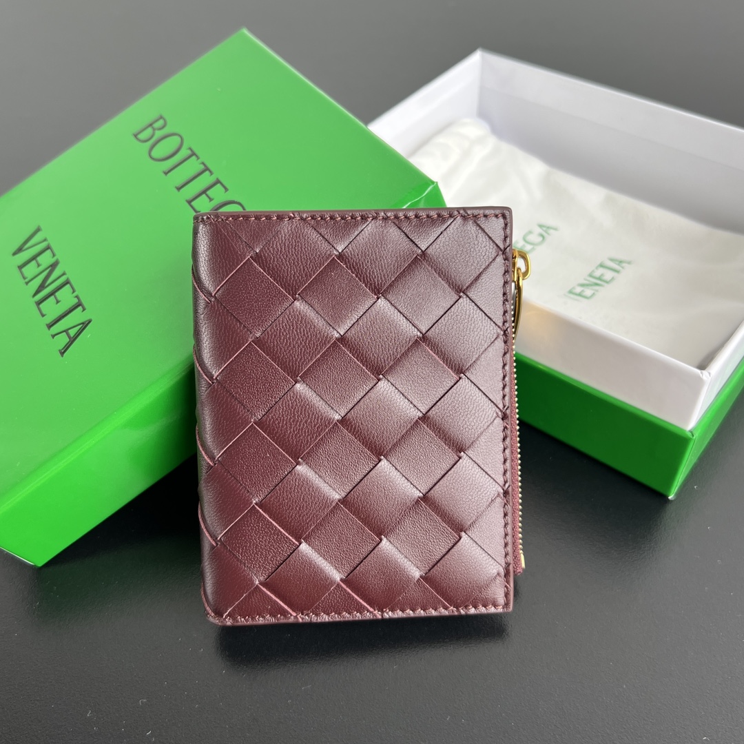 NO:672172,#Bv Woven Bi-fold Zipper Wallet 742330 Small and exquisite wallet for men and women. Elegant and fashionable shape, blending classic design and practical functions, perfectly showing the texture and neatness of sheep leather. Snap button closure. Comes with 6 card slots, a banknote compartment, and a zipper coin purse. It meets all the functions of a wallet. Multiple color options. A good match for gifts or personal use. Size 11.5x9, BV, Bottega  veneta,wallets,sheepskin19860909#Bv 编织双折拉链钱包 742330 男女通用小巧精致的钱包 优雅时尚的造型 ,融合了经典的设计和实用的功能,完美的展现出羊皮革的质感与利落,按扣开合 配带6个卡位,一个纸币隔层,一个拉链零钱包 满足钱包的所有功能 多颜色选择 送礼或者自用的好搭子 尺寸11.5x9,BV,bottega veneta,wallets,sheepskin,欧美剧
