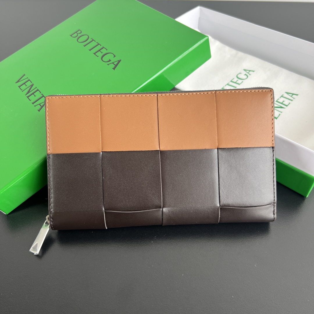 NO:671441,#Bv Men's Large Plaid Wallet 649607 Made of classic woven cowhide, soft, comfortable and textured. The detailed interior partition design and high-quality lining material ensure the durability and neatness of the wallet. It can store cash/cards and other small items. It is very practical. It is enough to take it with you when you go out. This wallet is definitely your best choice. Size 19x11.4x2, BV, bottega veneta, wallets, cowhide19860909#Bv 男士大编格钱包 649607 经典编织牛皮制成 柔软舒适 有质感 内部细致的分隔设计和高品质的内衬材料,确保了钱包的耐用性和整齐有序,可以存放现金/卡片 和其他小物品,非常的实用 出门带上它足够 这款钱包绝对是您的最佳选择 ,尺寸19x11.4x2,BV,bottega veneta,wallets,cowhide,欧美剧