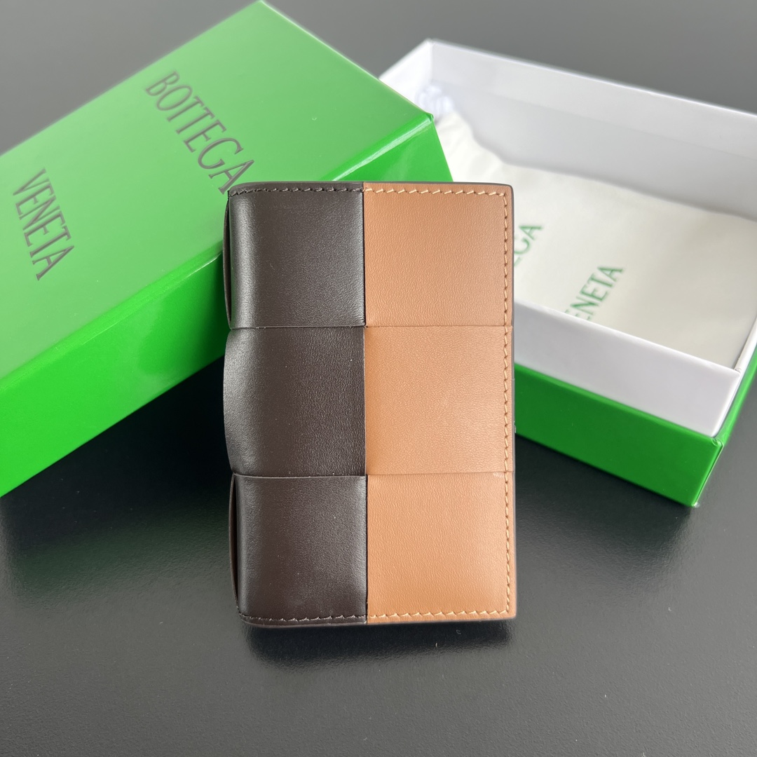 NO:671442,B's new big card holder 649602 is an essential carry-on for everyone. The body of the bag is made of cowhide and has a smooth texture. It has 6 card slots. There is also a compartment in the middle to put some money. It is a very lightweight card holder. Nowadays, the bags we carry are getting smaller and smaller. One card holder can satisfy them all. There are also many color options. There is always one you like. Size 11x7.5, BV, Bottega Veneta, Cowhide19860909B家新款大编格卡包 649602 卡包是所有人群必不可少的随身带 包身由牛皮制成 质感柔滑 她拥有6个卡槽位置 中间还有隔层可以放点钱,很轻便的一款卡包 现在背的包包越来越小 一个卡包就能满足所有 同时还拥有很多颜色选择 总有一个是你喜欢的 尺寸11x7.5,BV,bottega veneta,cowhide,欧美剧
