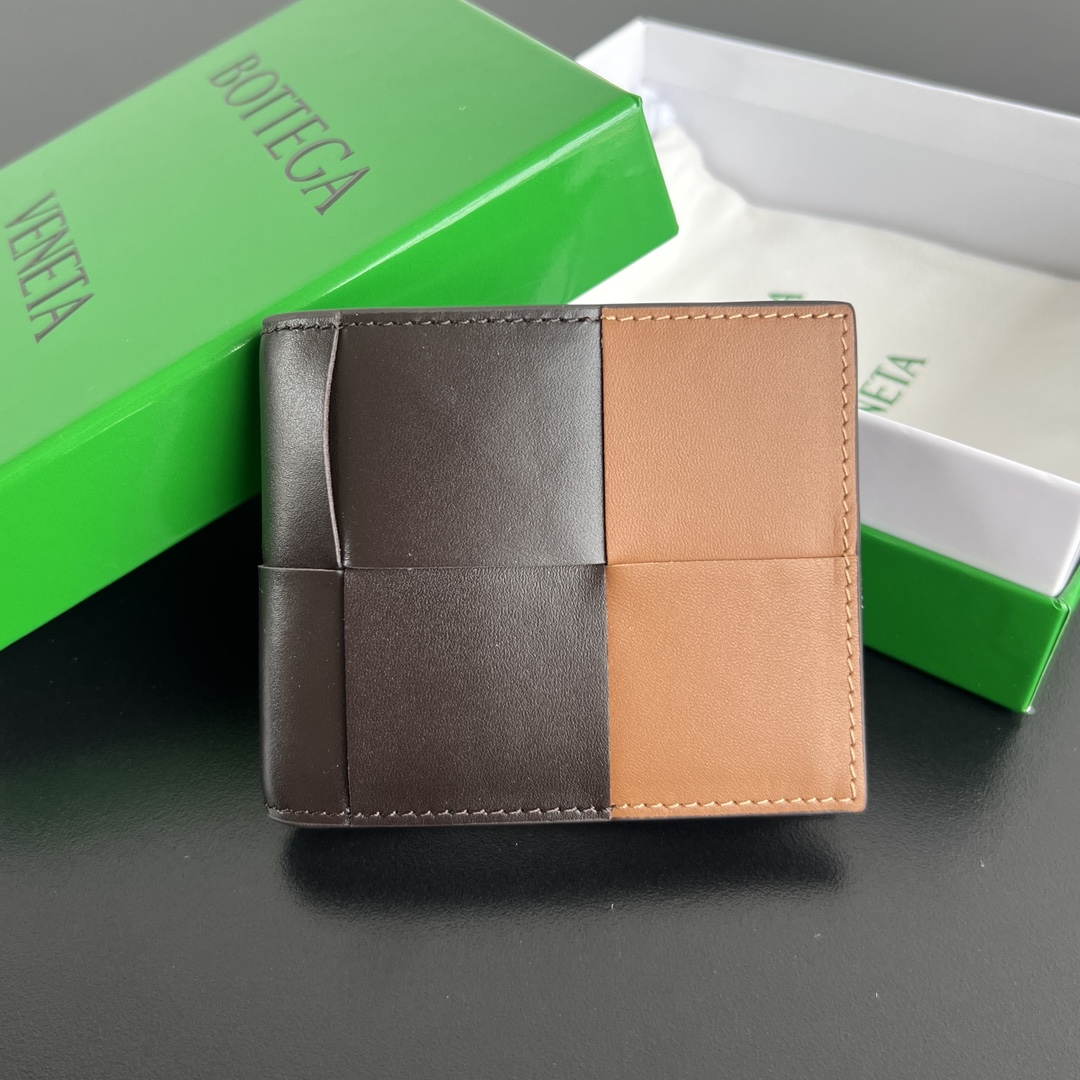 NO:671443,B home.649603 Large braided short clip. Two-discount short clip style. Hand-woven. Original cowhide. Softness is just right. People can’t help but want to touch it. The shape is classic and tangible. There are many colors to choose from. Unisex. Simple and generous design. The more you look at it, the more you like the size; 11·5x9·5, BV, Bottega Veneta, Cowhide19860909B家.649603 大编织短夹 两折扣短夹式纯手工编织 原厂牛皮.柔软度刚刚好 会让人忍不住一直想摸它,形状经典有形 颜色也拥有很多选择 男女通用 简单又大方的设计,越看越喜欢尺寸；11·5x9·5,BV,bottega veneta,cowhide,欧美剧