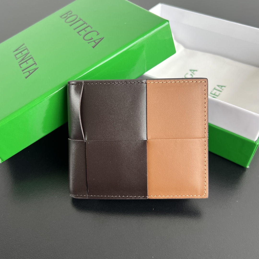 NO:671431,#Bv New large woven plaid bi-fold short clip with coin pocket 649605 Short clip with coin pocket. There is a place to put coins and change. It is made of original cowhide. It is soft and delicate and makes people want to touch it all the time. It is equipped with 4 card slots, 2 banknote compartments, 2 extra pockets, and 1 coin purse. It is tasteful and low-key. It is very good in terms of texture and practicality. Highly recommended. Size 11x9.5, BV, Bottega  veneta,wallets,cowhide19860909#Bv 新款大编织格带零钱袋双折短夹 649605 带有零钱袋的短夹 硬币跟零钱就有地方放啦用原厂牛皮 柔软细腻 会让人忍不住一直想摸它,配有4个卡位,2个纸币隔层 ,2个额外口袋,1个零钱包 ,很有品位也低调,无论质感,实用性,都很不错 强推 尺寸11x9.5,BV,bottega veneta,wallets,cowhide,欧美剧