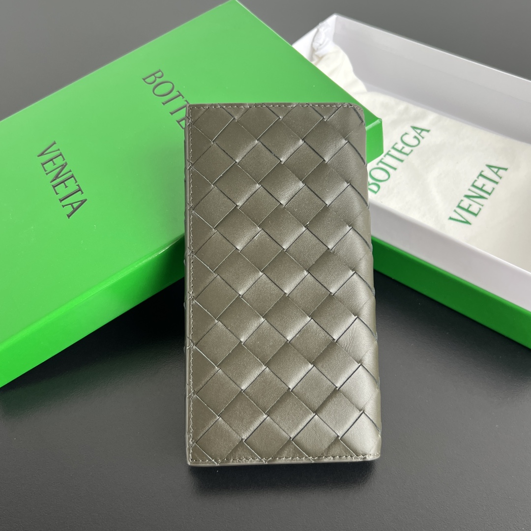 NO:671739,#Bv men's woven folding suit clip 676593 durable calfskin folding flap design. There are many small compartments inside, and the bag is light and thin. It can be stuffed into the breast pocket of a jacket and can also be easily put into a bag. Men who use wallets to check out are elegant and timeless. Size 18x10x2,,BV,bottega veneta,jackets & coats,business suit,cowhide19860909#Bv 男款编织对折西装夹676593耐用小牛皮折叠翻盖设计 内里小隔层很丰富,包型轻薄 能够塞入夹克胸袋 也轻松放入包包 拿钱夹结账的男人优雅用不过时尺寸18x10x2,,BV,bottega veneta,jackets & coats,business suit,cowhide,欧美剧