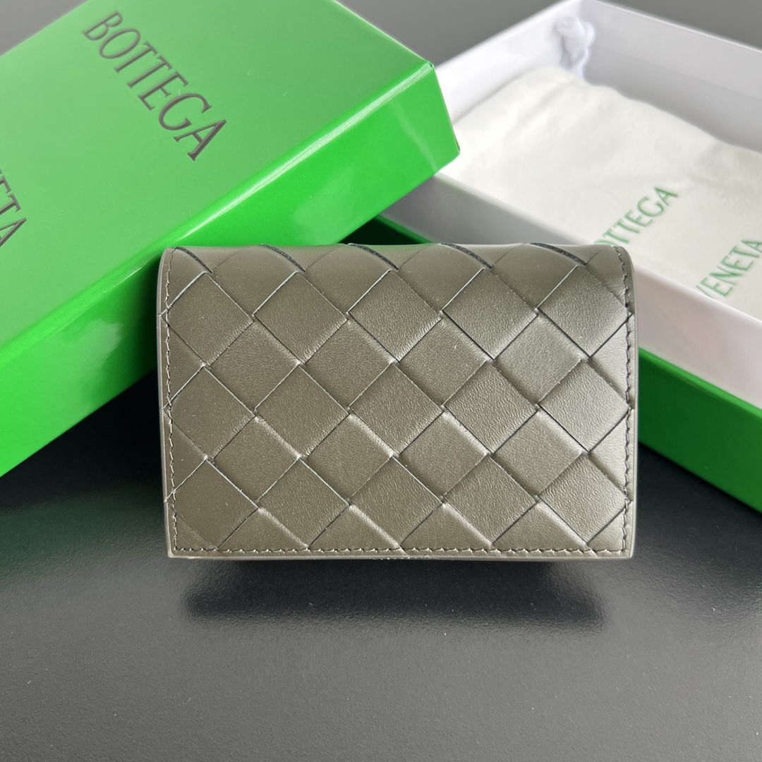 NO:671742,#New Business Card Holder, 605720 The simple yet high-end feeling is definitely the BV woven bag. It is made of imported cowhide material, comfortable and textured. The business card is opened and closed with a flip. It is durable. There are two compartments inside. It can hold the daily amount of cards. Multiple color options. It is very suitable for small bags used in spring and summer. Exquisite and practical [happy] [happy] Size 11x7.5x2.5, BV, bottega veneta, cowhide19860909#新款名片夹,605720 简单中的高级感肯定是BV编织包包啦 采用进口牛皮材质 舒适有质感 名片采用翻盖开合 经久耐用 内里两个隔层 可以放下日常的卡量 多颜色选择 非常适合放在春夏季使用的小款包包里面 精致又实用[愉快][愉快] 尺寸11x7.5x2.5,BV,bottega veneta,cowhide,欧美剧