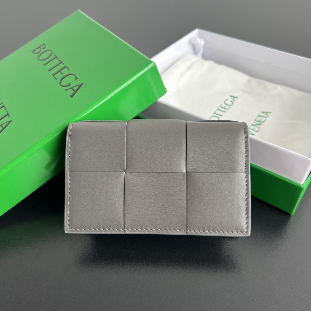 NO:671746,#Bv new large grid woven business card holder. 679849 This large woven is really simple and elegant. It is made of soft cowhide and has fine weaving technology. It opens and closes with a flip gold buckle. There is a main card slot inside that can hold change/cards and a small card slot that can hold 2.3 business cards. It is compact and convenient. It is very suitable for small bags used in spring and summer. Size 12.5x7.5, BV, Bottega Veneta, Cowhide19860909#Bv 新款大格编织名片夹.679849这款大编织真的好简约大气,柔软牛皮制作,精细的编织工艺 翻盖金扣开合 内里分一个主卡槽位可放零钱/卡片 和一个小卡槽可放2.3張名片,小巧便捷 非常适合放在春夏季使用的小款包包里面 尺寸12.5x7.5,BV,bottega veneta,cowhide,欧美剧
