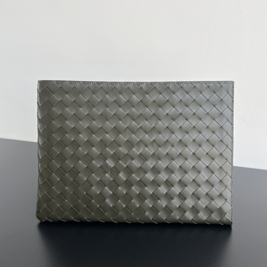 NO:671481,#博特家half-zip clutch bag 607479 intreccio woven clutch bag, low-key and brand-recognizable, made of imported calfskin, showing high-end soft texture and exquisite craftsmanship, with silver hardware half-zip closure, the main partition provides enough storage space, this bag has a classic appearance that is timeless and practical!  Whether it is for daily use or commuting to work, it can instantly improve the overall taste. This leather bag is an ideal travel companion, size 33x24.5x2,, BV, bottega veneta, bottega veneta, handbag, cowhide19860909#葆蝶家半拉链手拿包607479intreccio编织手拿包,低调又有品牌识别度,采用进口小牛皮制成,展现出高级柔软的质感与精湛工艺,搭配银色五金半拉链开合,主隔提供了足够的存储空间,该包包不久外观经典耐看不过时 而且兼具实用性！无论是日常使用还是通勤办公,都能瞬间提升整体品味 这款皮具是理想的出行伴侣, 尺寸33x24.5x2,,BV,bottega veneta,bottega veneta,handbag,cowhide,欧美剧