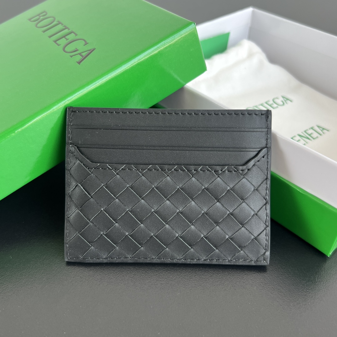 NO:672704,#BV New small woven card holder 817397 Simple and exquisite card holder. Small, light and easy to carry. It can be put directly in your pocket or in a small bag. It is made of cowhide and has a soft feel. There are 6 card slots on both sides and the main card slot in the middle. It is enough for daily use. In the era of no cash, the card holder is more convenient and practical. The card holder that everyone needs. Size 11x8x0.2, BV, Bottega  veneta,cowhide19860909#BV 新款小编织织卡包 817397 简简单单精致卡包 小巧轻薄易携带 直接揣兜里或者放小包包里,牛皮制成 手感糯唧唧 两侧共6张卡位和中间主卡位 日常足够 ,在不带现金的时代 卡包便捷性和实用性更高 每个人都需要的卡包 尺寸11x8x0.2,BV,bottega veneta,cowhide,欧美剧
