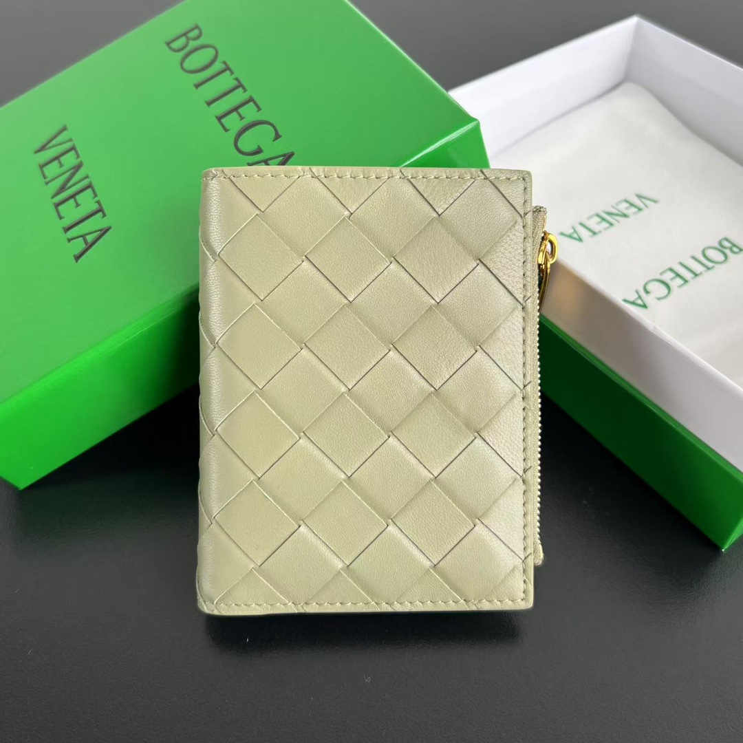 NO:672695,#Bv Woven Bi-fold Zipper Wallet 742330 Small and exquisite wallet for men and women. Elegant and fashionable shape, blending classic design and practical functions, perfectly showing the texture and neatness of sheep leather. Snap button closure. Comes with 6 card slots, a banknote compartment, and a zipper coin purse. It meets all the functions of a wallet. Multiple color options. A good match for gifts or personal use. Size 11.5x9, BV, Bottega  veneta,wallets,sheepskin19860909#Bv 编织双折拉链钱包 742330 男女通用小巧精致的钱包 优雅时尚的造型 ,融合了经典的设计和实用的功能,完美的展现出羊皮革的质感与利落,按扣开合 配带6个卡位,一个纸币隔层,一个拉链零钱包 满足钱包的所有功能 多颜色选择 送礼或者自用的好搭子 尺寸11.5x9,BV,bottega veneta,wallets,sheepskin,欧美剧