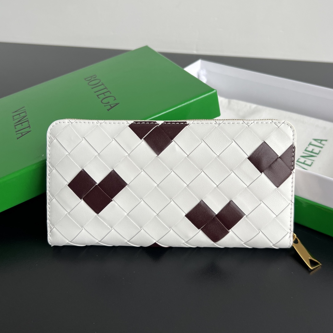 NO:671735,#Bv Valentine's Day limited series 593217 All-white woven leather with small red hearts is the finishing touch. It will make you fall in love at first sight. The detailed interior partition design and high-quality lining material ensure the durability and neatness of the wallet. It can store cash/cards and other small items. It is very practical. Suitable for giving to your loved one. Size 19x10x2, BV, Bottega Veneta, wallets19860909#Bv 情人节限定系列 593217 全白编织皮革搭配小巧红色爱心 画龙点睛 让人一见倾心内部细致的分隔设计和高品质的内衬材料,确保了钱包的耐用性和整齐有序,可以存放现金/卡片 和其他小物品,非常的实用 适合送给心爱的人尺寸19x10x2,BV,bottega veneta,wallets,欧美剧