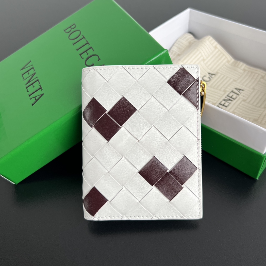 NO:672621,#Bv Valentine's Day Limited Series 742330 The bag body is white woven with a red love pattern. It is full of romantic atmosphere. It combines classic design and practical functions, perfectly showing the texture and neatness of sheep leather. Snap button closure. Comes with 6 card slots, a banknote compartment, and a zipper coin purse. It meets all the functions of a wallet. It is cute and cute. It is a good match for gifts or personal use. Size 11.5x9, BV, Bottega  veneta,wallets,sheepskin19860909#Bv 情人节限定系列 742330 包身白色编织搭配红色爱心图案 充满了浪漫的气息 融合了经典的设计和实用的功能,完美的展现出羊皮革的质感与利落,按扣开合 配带6个卡位,一个纸币隔层,一个拉链零钱包 满足钱包的所有功能 可可爱爱 送礼或者自用的好搭子 尺寸11.5x9,BV,bottega veneta,wallets,sheepskin,欧美剧