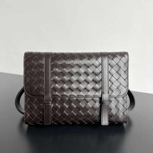 Bottega Veneta Piccolo Leather Messenger Bag, Stylish and Compact Design 1 Bottega Veneta Piccolo Leather Messenger Bag, Stylish and Compact Design