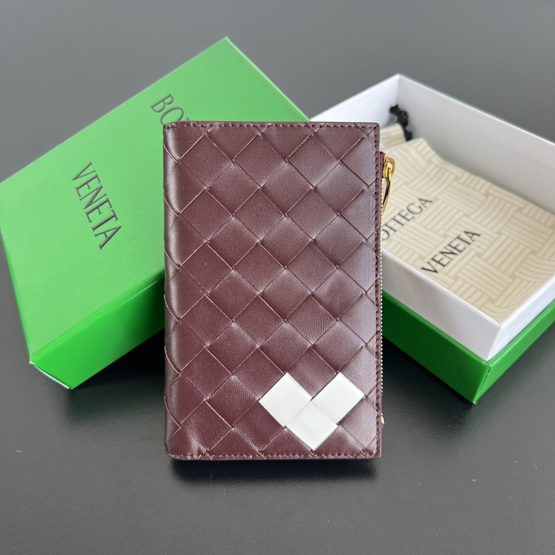 NO:671818,#Bv Valentine's Day Limited Series 749940 The bag is red woven with white love patterns. It is full of romantic atmosphere. It combines classic design and practical functions, perfectly showing the texture and neatness of sheep leather. It has snap button closure. It comes with 10 card slots, a banknote compartment, and a zipper coin purse. It meets all the functions of a wallet. Multiple color options. A good match for gifts or personal use. Size 14.5x9.5, BV, Bottega  veneta,wallets,sheepskin19860909#Bv 情人节限定系列 749940 包身红色编织搭配白色爱心图案 充满了浪漫的气息 融合了经典的设计和实用的功能,完美的展现出羊皮革的质感与利落,按扣开合 配带10个卡位,一个纸币隔层,一个拉链零钱包 满足钱包的所有功能 多颜色选择 送礼或者自用的好搭子 尺寸14.5x9.5,BV,bottega veneta,wallets,sheepskin,欧美剧