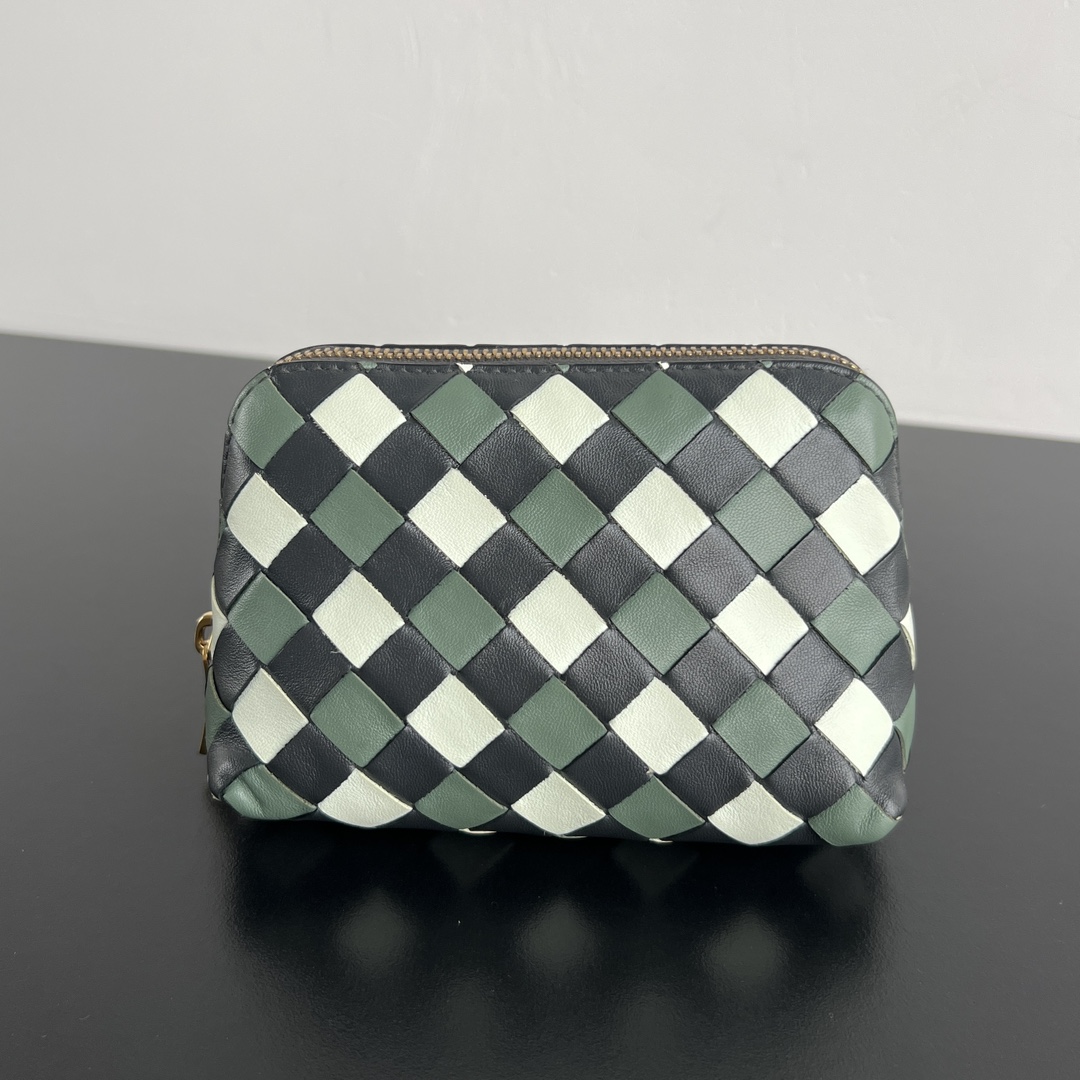 NO:672099,#Bv lntrecciato woven cosmetic bag 764044 Take your favorite cosmetic bag with you when traveling. It is made of imported sheepskin woven to match the soft cowhide inside, which is wear-resistant and durable. It has just the right soft and hard texture in the hand. It is soft and stylish. Zipper opening and closing. I like orderly storage. This bag is very considerate. It has a simple shape. It is small and cute. When used as an ornament, it will not lose its size. 16.5x10.5x9,,BV,bottega  veneta,cosmetic bags & cases,cowhide,sheepskin19860909#Bv lntrecciato编织化妆包764044 带上心爱的化妆包出行叭 采用进口羊皮编织跟内里柔软牛皮相呼应,耐磨耐造 拿在手里软硬质感刚刚好 即软又有型 拉链开合 喜欢有秩序收纳 这只包包就很贴心啊,造型简约十足 小巧可爱 当摆件都不会输尺寸16.5x10.5x9,,BV,bottega veneta,cosmetic bags & cases,cowhide,sheepskin,欧美剧