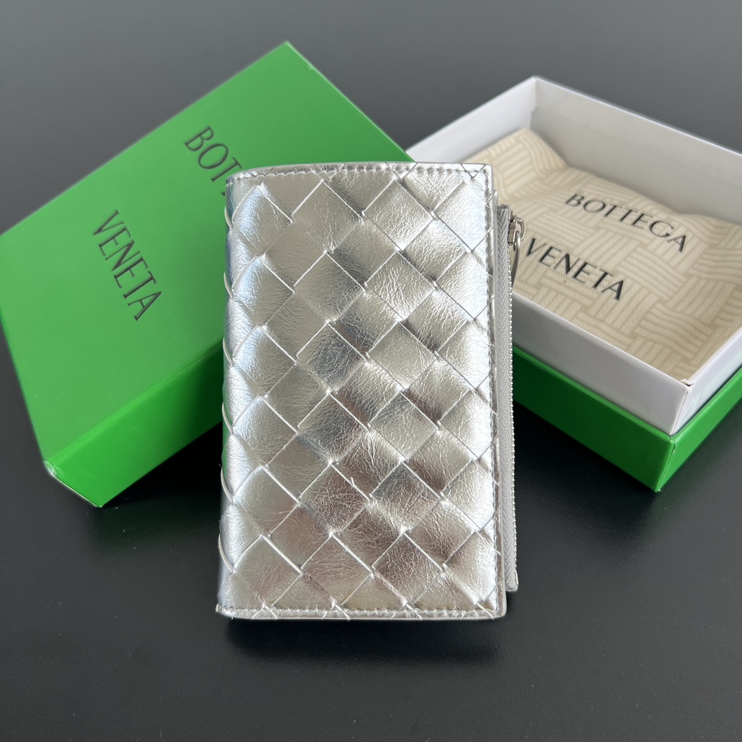 NO:672324,#Bv Woven Bi-fold Zipper Wallet 667468 The dazzling metal surface is matched with different material details, such as distressed textures and mirror gloss elements, showing the neat and high-end beauty. Perfectly showing the high-end texture of sheep leather, snap closure. Comes with 10 card slots, a banknote compartment, and a zipper coin purse. It meets all the functions of the wallet. Multiple color options. A good match for gifts or personal use.  Size 14.5x9.5,BV,bottega veneta,wallets,sheepskin19860909#Bv 编织双折拉链钱包 667468 耀眼的金属亮面搭配不同的材质细节,如仿旧感纹路 镜面光泽元素,彰显率性利落的高级美 完美的展现出羊皮革的高级质感,按扣开合 配带10个卡位,一个纸币隔层,一个拉链零钱包 满足钱包的所有功能 多颜色选择 送礼或者自用的好搭子 尺寸14.5x9.5,BV,bottega veneta,wallets,sheepskin,欧美剧