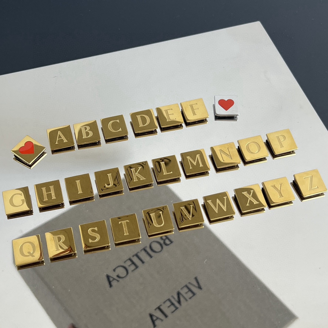 NO:920102,#BV New Cli Clip Gold Buckle Series ~ Choose your favorite letters for unique personalized customization. Designed with brass hardware. 26 English letters and two hearts [love] are limited edition. It can be clipped on bags, belts, coin purses, cards, key rings, and various weaves ~ Create your own exclusive style, design your name with the initials in English, and birthdays are a very meaningful thing ~ Let Cli be personalized and make every work meaningful  Dimensions width 1.65*height 1.65*(one letter 98),BV,bottega veneta,wallets19860909＃BV 新款 Cli子母夹金扣系列~选择自己喜欢的字母,进行独一无二的个性化定制采用黄铜五金设计 26个英文字母和两个爱心[爱心]限定款 可以夹在包包 皮带 零钱包 卡片 钥匙圈 各种编织之上~ 打造属于自己的专属风格,设计名字英文首写 生日 是一件很有意义的事~ 让Cli个性化定制,让每一件作品变得都意义非凡 尺寸宽1.65*高1.65*（一个字母 98）,BV,bottega veneta,wallets,欧美剧