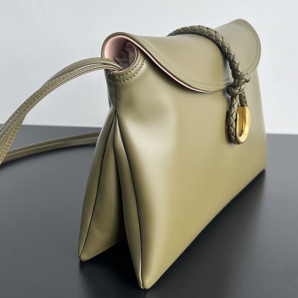 Сумка Bottega Veneta Medium Liberta из гладкой кожи