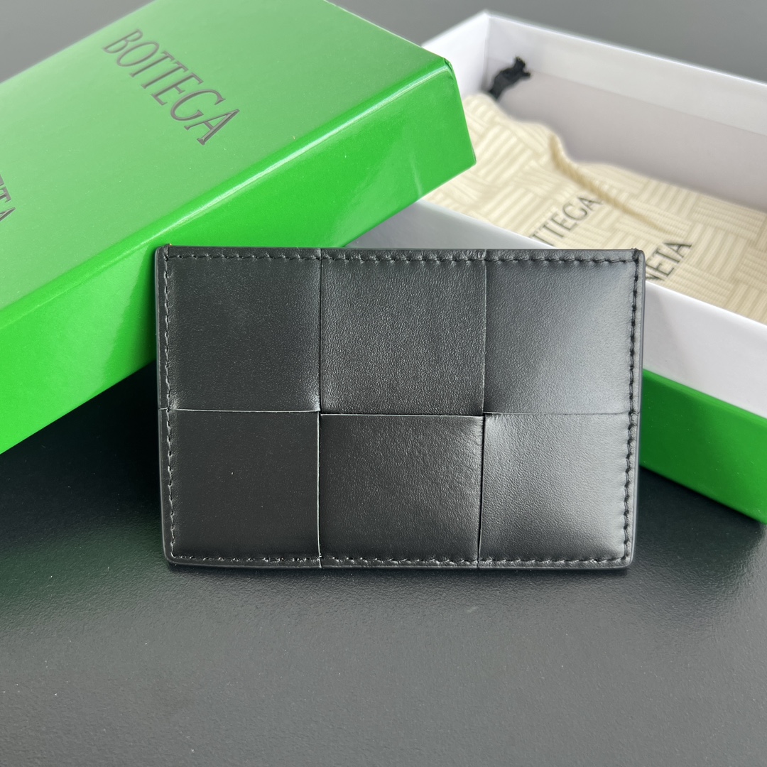 NO:672619,#BV’s new big grid card holder 649597 is a simple card-only bag without any zippers or other decorations. It is small, light and easy to carry. It can be put directly in your pocket or in a small bag. It is made of cowhide and has a soft feel. There are 3 card slots on the back that are not tight. Each slot can easily fit 2 cards. There is also a card slot in the middle. It is enough for daily use. In the era of no cash, the card holder is more convenient and practical. The card holder that everyone needs  Size 11x7.5,BV,bottega veneta,cowhide19860909#BV 新款大编格卡包 649597简简单单只放卡的包 没有任何拉链搭扣等装饰 小巧轻薄易携带 直接揣兜里或者放小包包里,牛皮制成 手感糯唧唧 背面3个不紧卡槽 每格轻松塞入2张卡 中间也有卡槽放 日常足够 ,在不带现金的时代 卡包便捷性和实用性更高 每个人都需要的卡包 尺寸11x7.5,BV,bottega veneta,cowhide,欧美剧