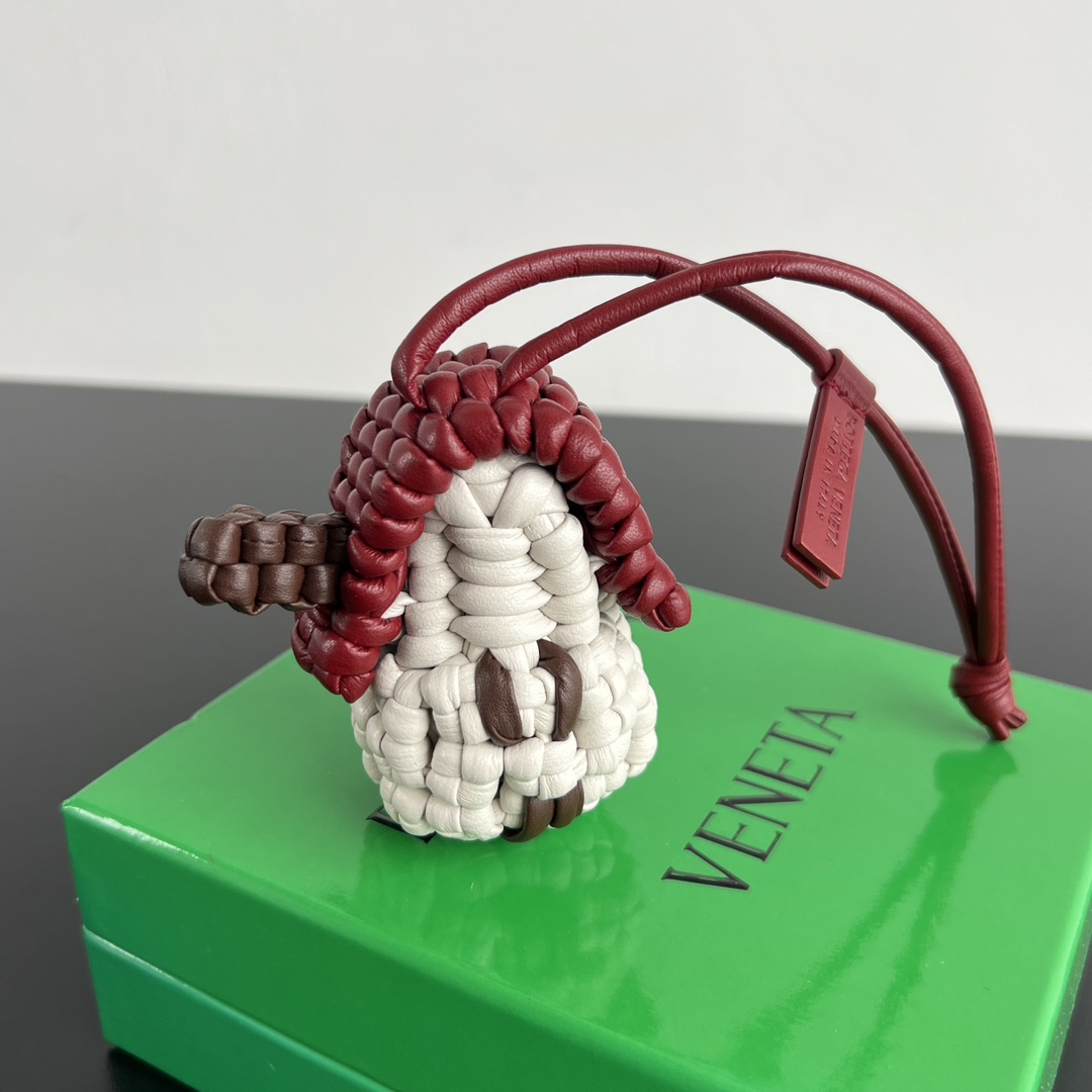 NO:674006,Bv new product small house style pendant 817334 Bring home the cute little house. The small house bag hanging is made of high-quality Nappa lambskin. It is carefully hand-woven by craftsmen. Every detail is solid and neat. The leather surface has a warm and natural luster. It is super innovative to hang it on the bag. It can be your own personalized mark, size, BV, bottega veneta, sheepskin when traveling or commuting.19860909Bv新品 小房子造型吊饰 817334 把可爱到犯规的小房子带回家叭小房子包挂采用高品质Nappa小羊皮 由匠人手工精心编织而成,每一处细节都扎实工整.皮面泛着温润自然光泽,超级有新意把它挂在包包上 旅途或通勤路上专属你的个性标记,尺寸,BV,bottega veneta,sheepskin,欧美剧