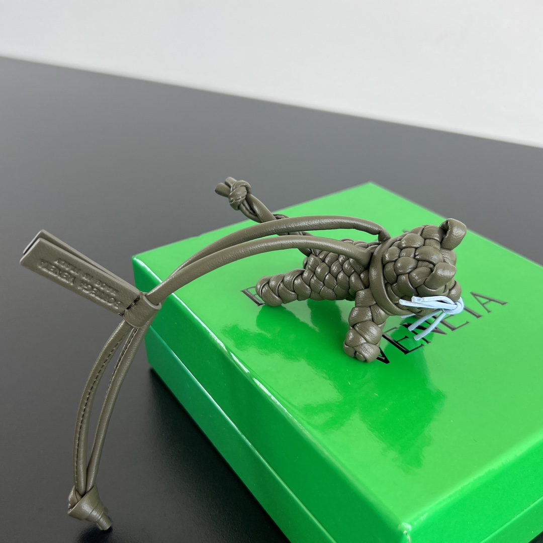 NO:617207,#BVNew Product Kitten-shaped pendant 835969 The cat is here, a new addition to the super cute bag accessories. It is made of high-quality sheepskin and is woven in the shape of a kitten. It is soft, shiny and lifelike. It is smart and playful when paired with the bag. It instantly enhances the sense of fashion and has a 100% return rate. Whether you use it yourself or give it to your bestie, it is super suitable. Size; 8.5x4.5x6, single item jewelry     , bottega  Veneta, sheepskin19860909＃BV新品 小猫咪造型挂饰 835969 猫猫来啰,超萌包包小搭子又添一员 采用高品质羊皮编织而成小猫造型 柔软有光泽 栩栩如生 搭配在包包上灵动俏皮 ,瞬间提升时尚感,回头率百分百,无论是自己用还是送闺蜜,都超级合适呀 尺寸；8.5x4.5x6,单品首饰    ,bottega veneta,she,accessory