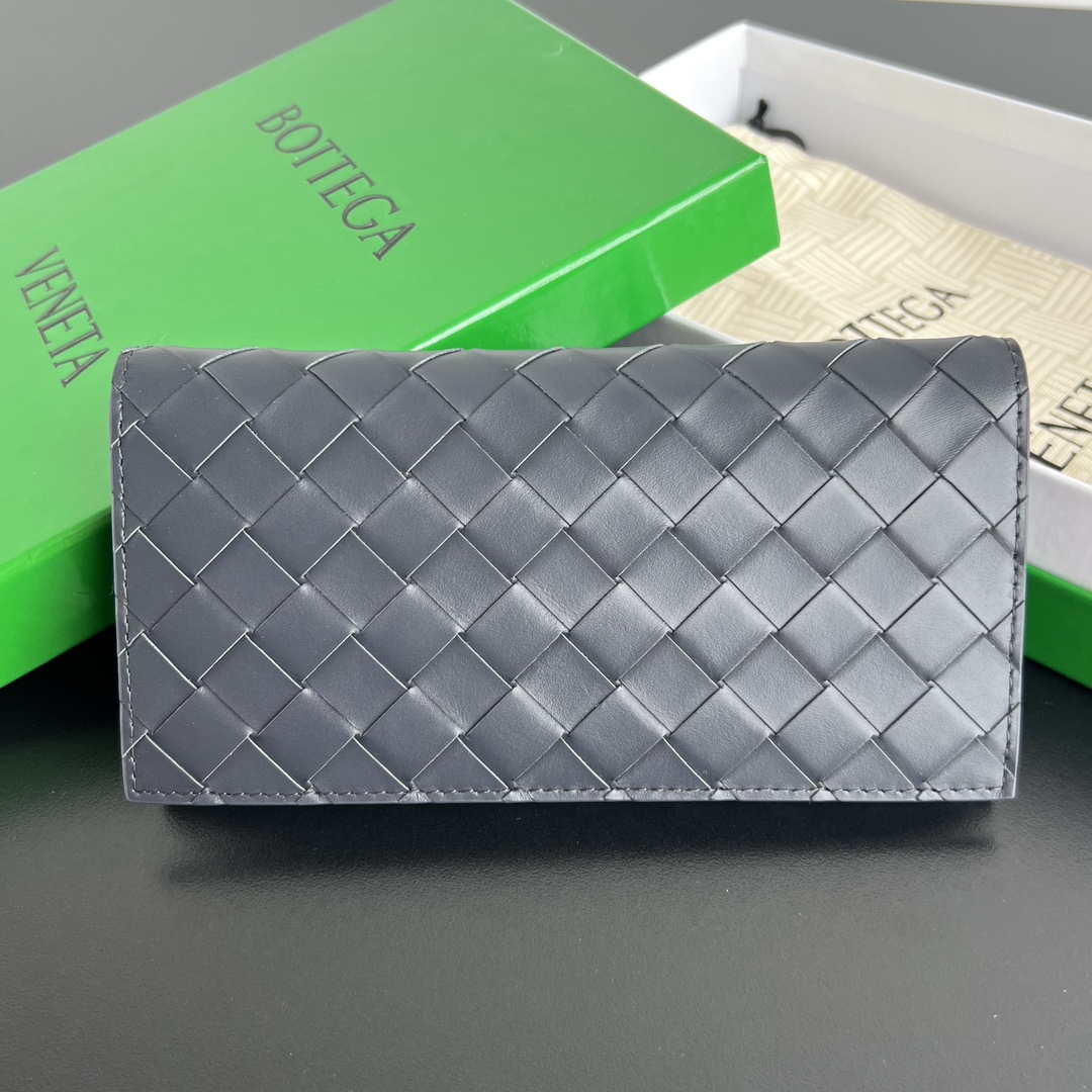 NO:673037,#Bv new woven flip long wallet 749438 Wannian often fully woven long wallet This wallet pays more attention to practicality, with a lot of storage space, a main compartment can hold cash/passport holder, a zipper compartment can hold various invoices, and eight card slots  A must-have artifact for people traveling on business trips. It is made of classic woven cow leather. It feels soft and comfortable, simple and elegant. The long wallet is perfect for various occasions. It is practical and can enhance the fashion of the overall look. It is simply a treasure item that combines fashion and function. Size 19x9.5x1.5., BV, bottega veneta, wallets, cowhide19860909#Bv新款 编织翻盖长款钱包 749438 万年经常全编织长钱夹这款钱包更注重的是实用性,有很多收纳空间,一个主隔层可装现金/护照夹 一个拉链隔层可装各种发票,八个卡槽位 旅游出差人群必备神器采用经典编织牛皮革,手感柔软舒适,简约又大气,长款钱包完美适应各种场合,即实用又能提升整体造型的时尚度,简直是时尚与功能兼备的宝藏单品 尺寸19x9.5x1.5.,BV,bottega veneta,wallets,cowhide,欧美剧