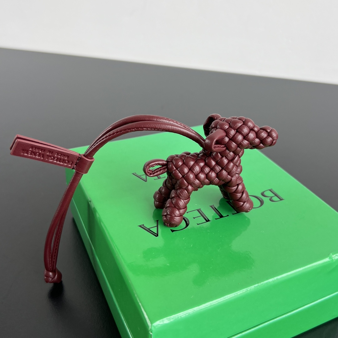 NO:617196,Bv Puppy Pendant 807068 Every time I see it, I will be in a good mood. The Puppy Pendant is made of high-quality sheepskin woven material and carefully woven by craftsmen. It has exquisite details and bright luster. It is compact and exquisite. Hang it on a bag and instantly enhance your sense of fashion. It has a high rate of return. Hang it on the rearview mirror while driving. It also has a full sense of luxury. Whether it is for personal use or as a gift, this accessory can show your taste and style.  Dimensions: width 8.2* height 7.2* depth 3* lanyard height 17cm.,,bottega veneta,sheepskin19860909Bv 小狗吊饰 807068 每次看到它 心情会超好 小狗挂饰采用高品质羊皮编织材质 经过工匠细心编织 细节精致 光泽亮丽 小巧精致 挂在哪里都超有范儿把它挂在包包上,瞬间提升时尚感 回头率超高 开车时挂在后视镜上 也是满满的高级感 无论是自用还是送礼,这款配饰都能彰显您的品味与格调 尺寸宽8.2*高7.2* 深3* 挂绳高度 17cm.,,bottega veneta,sheepskin,accessory