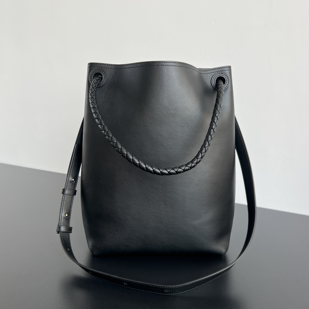 Сумка-ведро Bottega Veneta Intrecciato из гладкой кожи