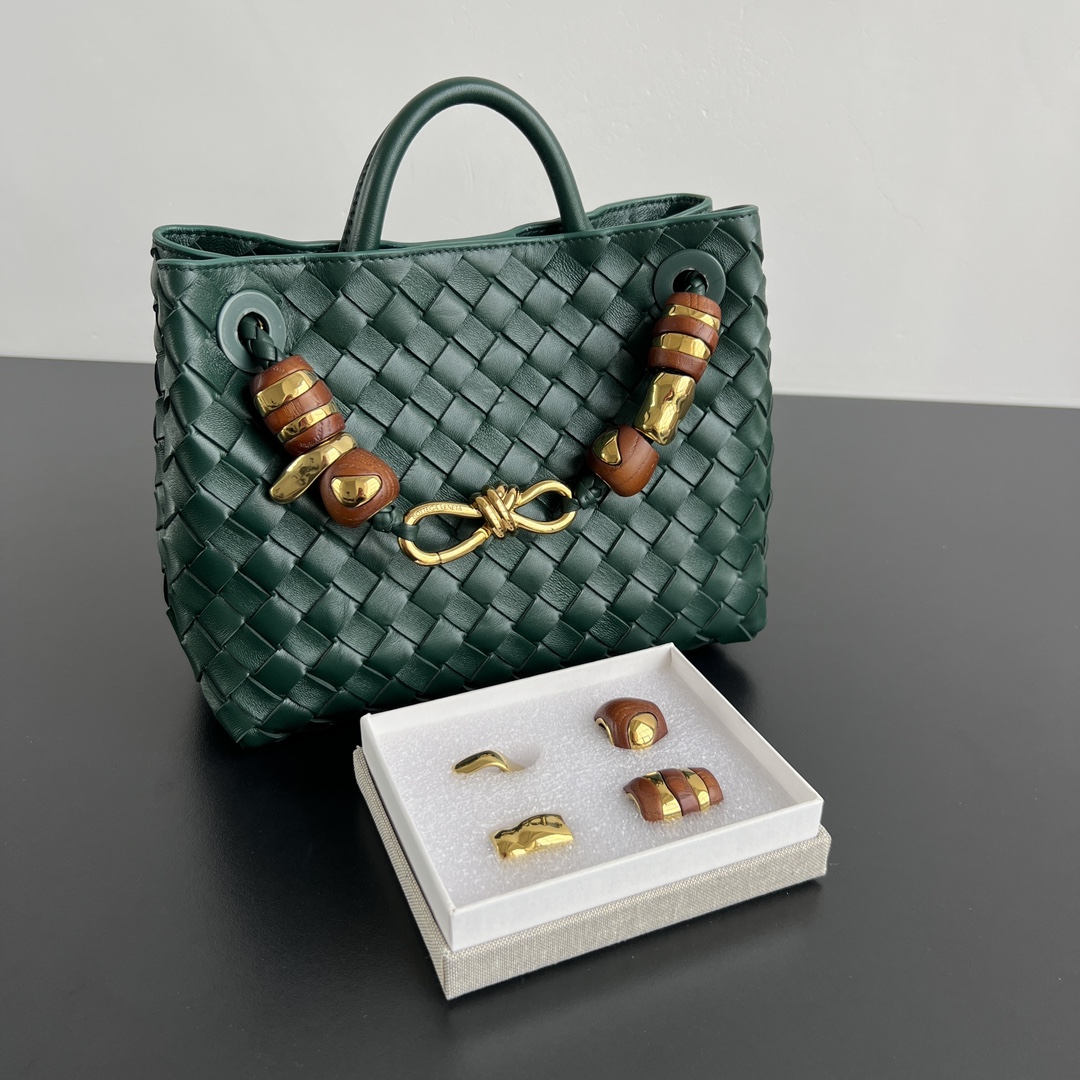 NO:713839,BV’s new product Andiamo Pepites hardware trumpet (applicable to Andiamo trumpet size 25cm). This Andiamo has more metal accessories and small wooden accessories than before, making the whole bag more layered. Its coaxial rope shoulder strap is dotted with irregular-shaped metal buckles and wooden beads, creating the artistic beauty of wood and gold strings. The decorative beads are made of metal and hand-polished oak, giving it a strong texture.  Retro and exquisite, it adds a touch of luxury to Andiamo handbags ~ [Fireworks] (A box of beads has two metal accessories and two wooden accessories. You can choose to pack a box of beads or two boxes. You can mix and match freely. The stringing method is simple. There is also a short video tutorial below [P One Box], BV, Bottega Veneta19860909BV新品 Andiamo Pepites 五金小号（适用Andiamo小号25cm）这款Andiamo比以往多了一些金属配件和小木配件,让整个包包更有层次感～它的同轴绳结肩带上,点缀着不规则形状的金属扣和木质珠子,打造出木和金串的艺术之美装饰珠由金属与手工打磨橡木,质感极强 复古又精致,为Andiamo手袋增添一抹奢华气息～[烟花]（一盒珠子 有两个金属配件和两个木质配件,可选择一个包一盒珠子或者两盒 ,自由搭配,串法简单,下面也有小视频教程哦〖P一盒〗,BV,bottega veneta,欧美剧