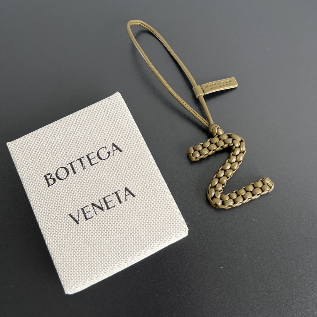NO:617209,BV's new English letter pendant. Each pendant is hand-woven in the shape of an English letter. The texture is exquisite and full of three-dimensionality. The letters of different colors match each other to create a visual appeal. There are 26 letters. Whether you choose the initials of your own name or letters with special meanings, you can hang it on the bag. It can be used as a finishing touch for daily matching, or as a collection or commemorative pendant, showing unique taste and aesthetics. One letter, big-name keychain, bottega veneta, keychain19860909BV新品 英文字母吊饰每个挂饰都以英文字母造型呈现由手工编织而成 质感精致且富有立体感不同色彩的字母互相搭配,冲击视觉上的吸引力26个字母齐全,不管是选自己的名字首写 还是特殊意义的字母都能满足～挂在包上,即可以作为日常搭配的点晴之笔,也具有收藏或纪念意义的挂饰,展现出独特的品味与审美 一个字母,大牌钥匙扣,bottega veneta,keychain,accessory