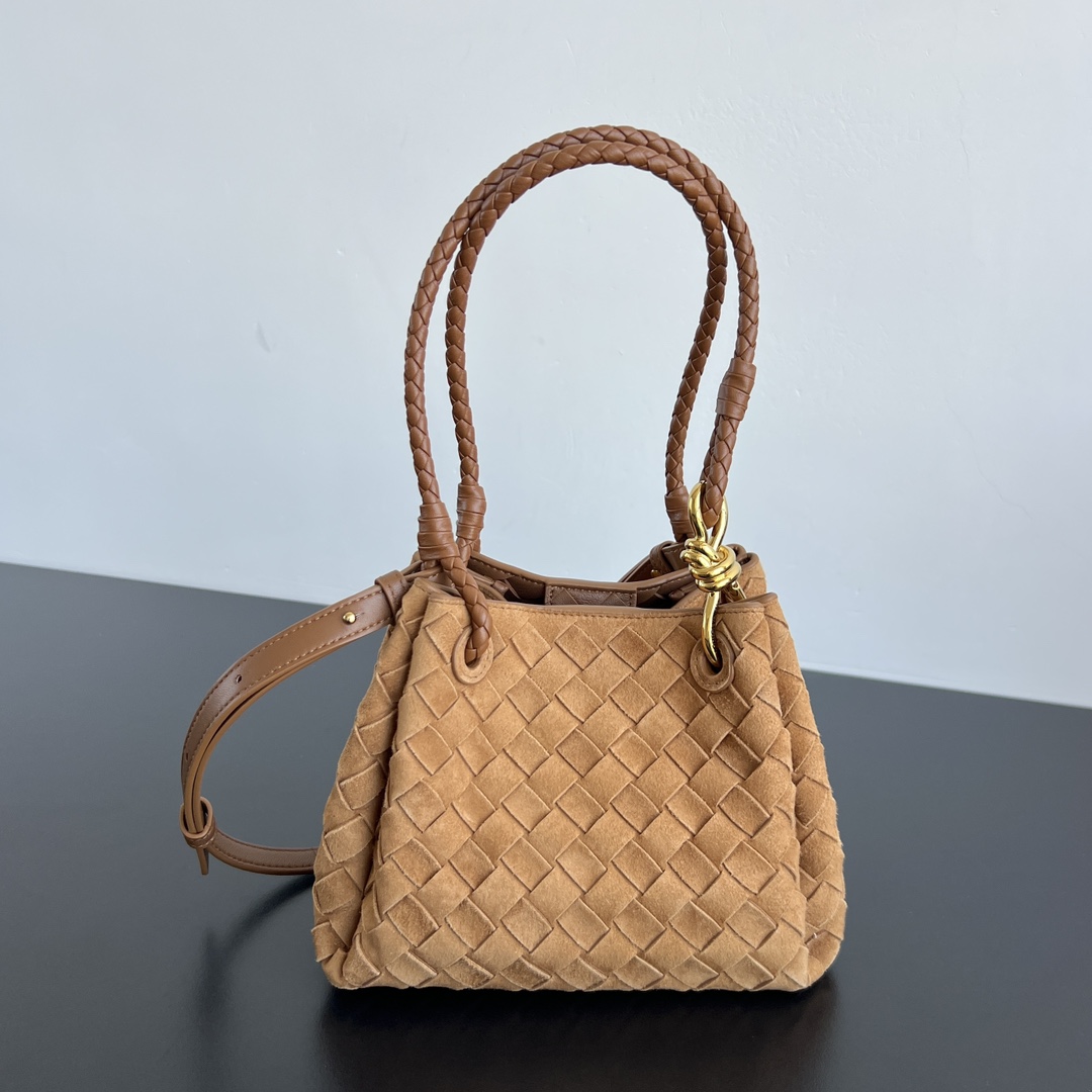 BV's new intrecciato suede woven leather shoulder bag comes with a detachable cross-body strap. It comes with a mini bag inside. The appearance retains the unique design of BV woven. The parachute bag is a bag that makes people fall in love before seeing the real thing. The small gold knot embellishment is full of simple and high-end sense to meet your needs in different occasions. 796569 Size: 21X17X16.5cm
