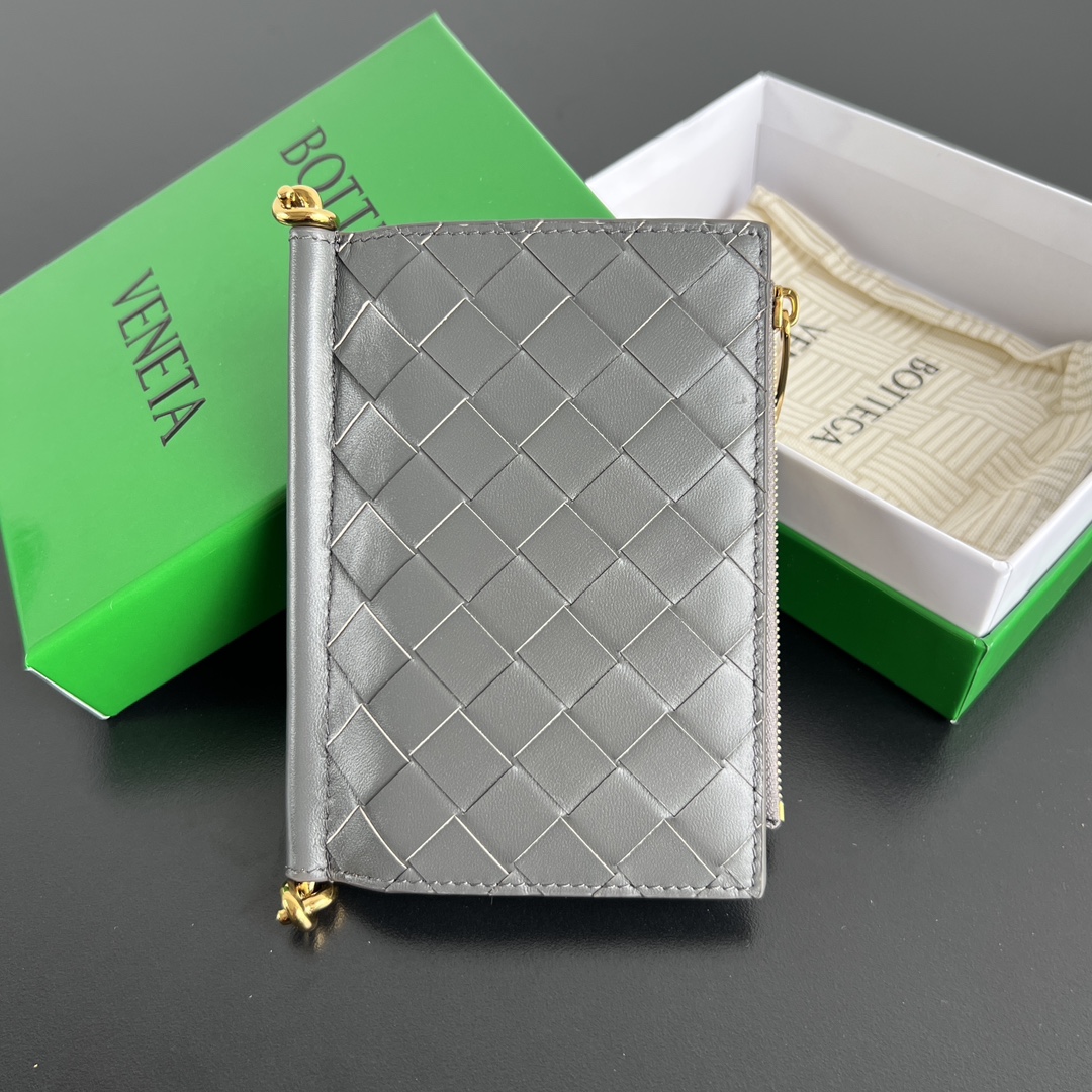 NO:763607,BV's new product Solstice series short wallet 806078. Classic woven leather with metal accessories details, giving the appearance more design and integrity. Soft and comfortable cowhide material. Full of luster. The flip handle position is matched with tubular kont metal. Impactful visual effect. Snap button closure, internal compartments are organized. Both cash and cards can be placed. A practical and personalized wallet is king. Size 14.5*11*2cm, BV, Bottega  veneta,wallets,cowhide19860909BV新品 Solstice系列短款钱包806078 经典编织皮革搭配金属配件细节,让外观更具有设计感和完整性柔软舒适牛皮材质 光泽感十足,翻盖手柄位置由管状kont金属搭配 冲击视觉效果按扣开合, 内里隔层有序 即可以放现金又可以放卡 实用又有个性的钱包就是王道 尺寸14.5*11*2cm,BV,bottega veneta,wallets,cowhide,欧美剧