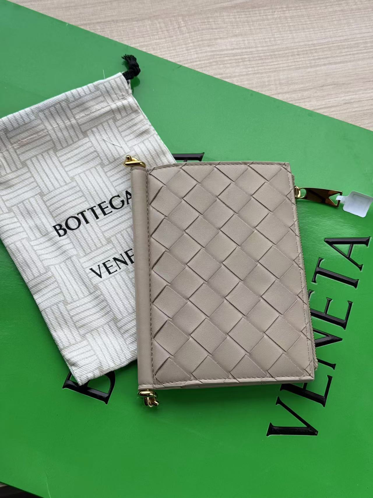 NO:673990,Z detailed picture ~ The master said that everything from the leather to the hardware needs to be reproduced to 99. The hardware restoration is super invincible and authentic. I got it to compare, BV, Bottega Veneta19860909Z细节图～ 师傅说大到皮革小到五金 要复刻到99 五金复原 超级无敌顶真 到手去对比叭,BV,bottega veneta,欧美剧