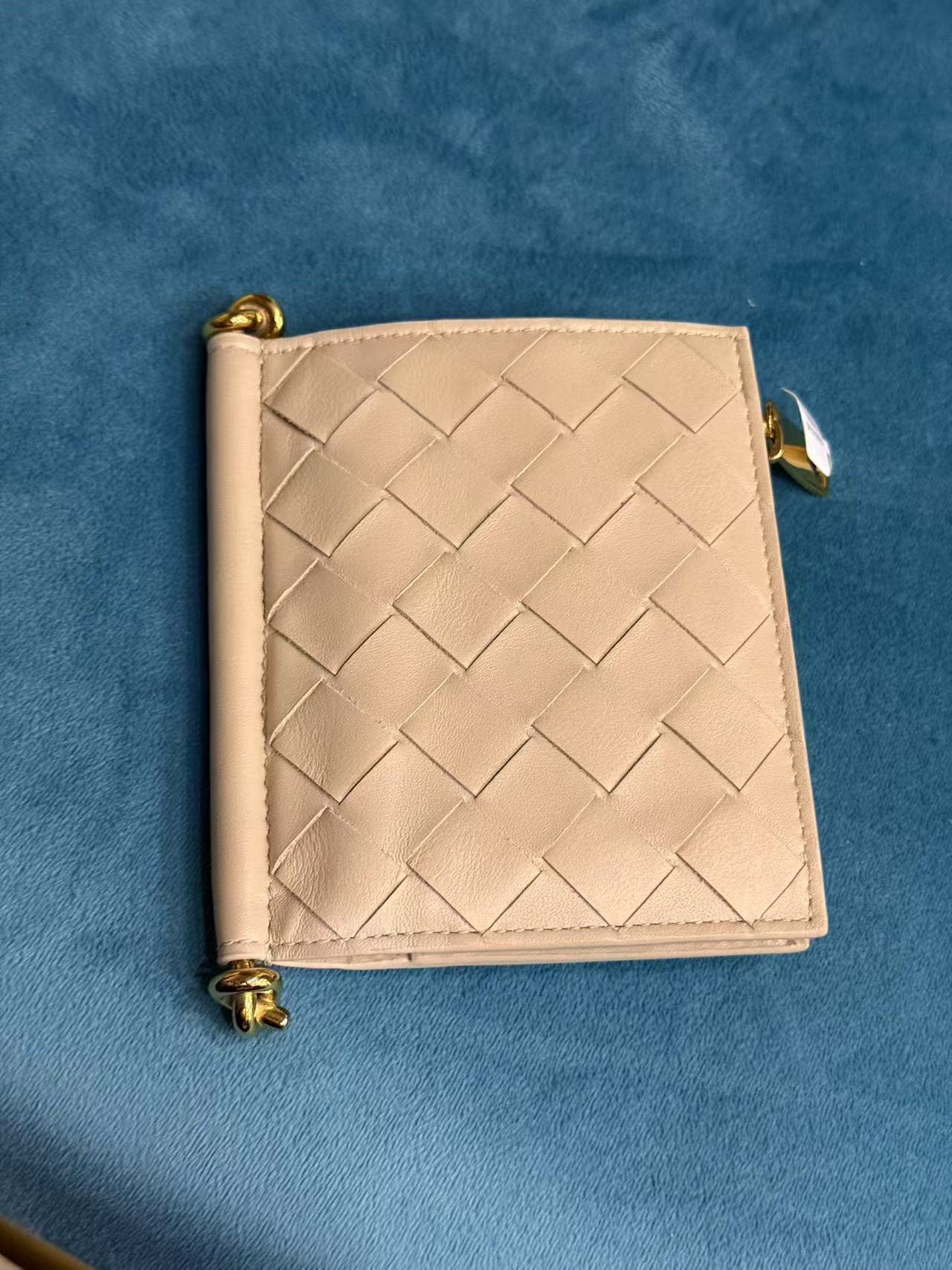 NO:673999,Z real shot of small details ~ Small details represent the whole Metal hardware restoration Never make a market version that is bad on the street, you can get it with 100% confidence, BV, Bottega Veneta19860909Z实拍小细节～ 小细节代表整体 金属五金复原  从不做烂大街的市场版本,拿到手百分百自信,BV,bottega veneta,欧美剧