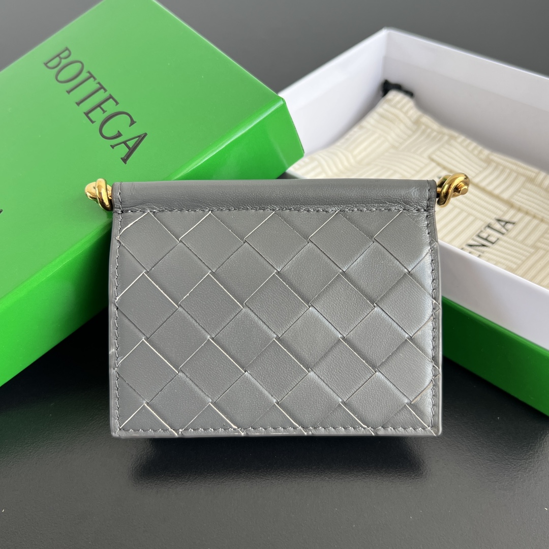 NO:763601,BV's new product Solstice short card holder 810596. Classic weave with metal hardware embellishment details to meet the demand for quality and unique design. Made of delicate, soft and shiny cowhide. The flip handle is made of tubular Kont metal, which makes the surface more regular and fashionable. Snap button opening. Spacious inside, compact and exquisite. Easily store multiple cards/change. Stop letting cards run around in the bag, give them a VIP single room!  Size 11*7.8*2.5cm,BV,bottega veneta,cowhide19860909BV新品 Solstice 短款卡包 810596 经典编织搭配金属五金点缀细节,满足追求品质和独特设计感的需求细腻柔软有光泽牛皮材质 翻盖手柄位置用管状Kont金属搭配,层现出表面更加规整时尚感,按扣开合 内里宽敞 小巧精致 轻松收纳多张卡片/零钱 别在让卡片在包里裸奔了,给他们安置一个VIp单间叭！ 尺寸11*7.8*2.5cm,BV,bottega veneta,cowhide,欧美剧
