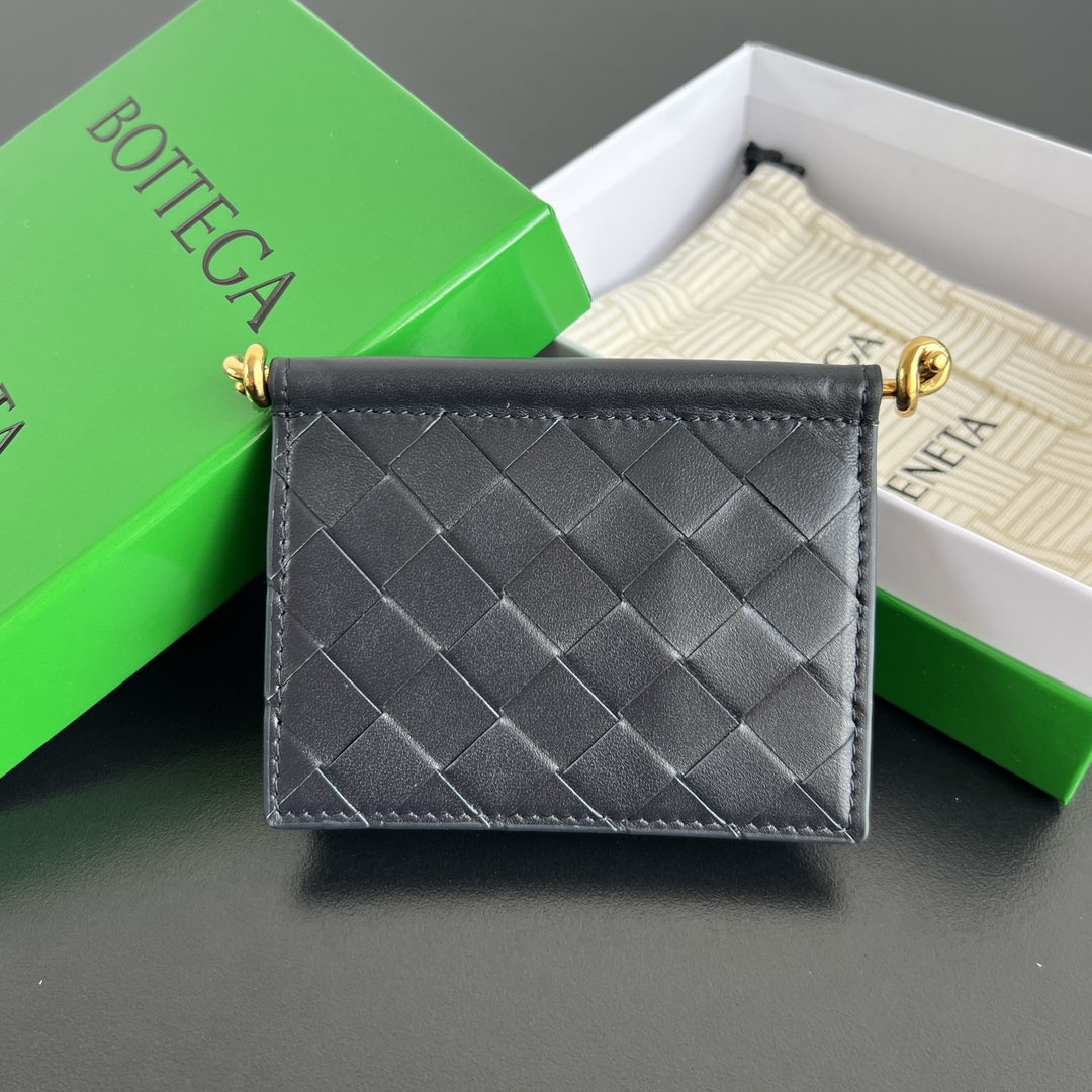 NO:674000,BV's new product Solstice short card holder 810596. Classic weave with metal hardware embellishment details to meet the demand for quality and unique design. Made of delicate, soft and shiny cowhide. The flip handle is made of tubular Kont metal, which makes the surface more regular and fashionable. Snap button opening. Spacious inside, compact and exquisite. Easily store multiple cards/change. Stop letting cards run around in the bag, give them a VIP single room!  Size 11*7.8*2.5cm,BV,bottega veneta,cowhide19860909BV新品 Solstice 短款卡包 810596 经典编织搭配金属五金点缀细节,满足追求品质和独特设计感的需求细腻柔软有光泽牛皮材质 翻盖手柄位置用管状Kont金属搭配,层现出表面更加规整时尚感,按扣开合 内里宽敞 小巧精致 轻松收纳多张卡片/零钱 别在让卡片在包里裸奔了,给他们安置一个VIp单间叭！ 尺寸11*7.8*2.5cm,BV,bottega veneta,cowhide,欧美剧