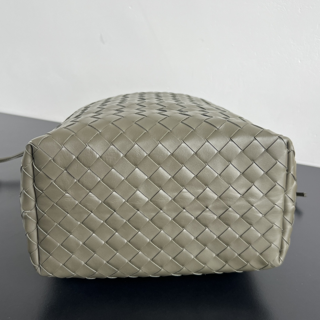 Сумка-мешок Bottega Veneta с плетением Intrecciato