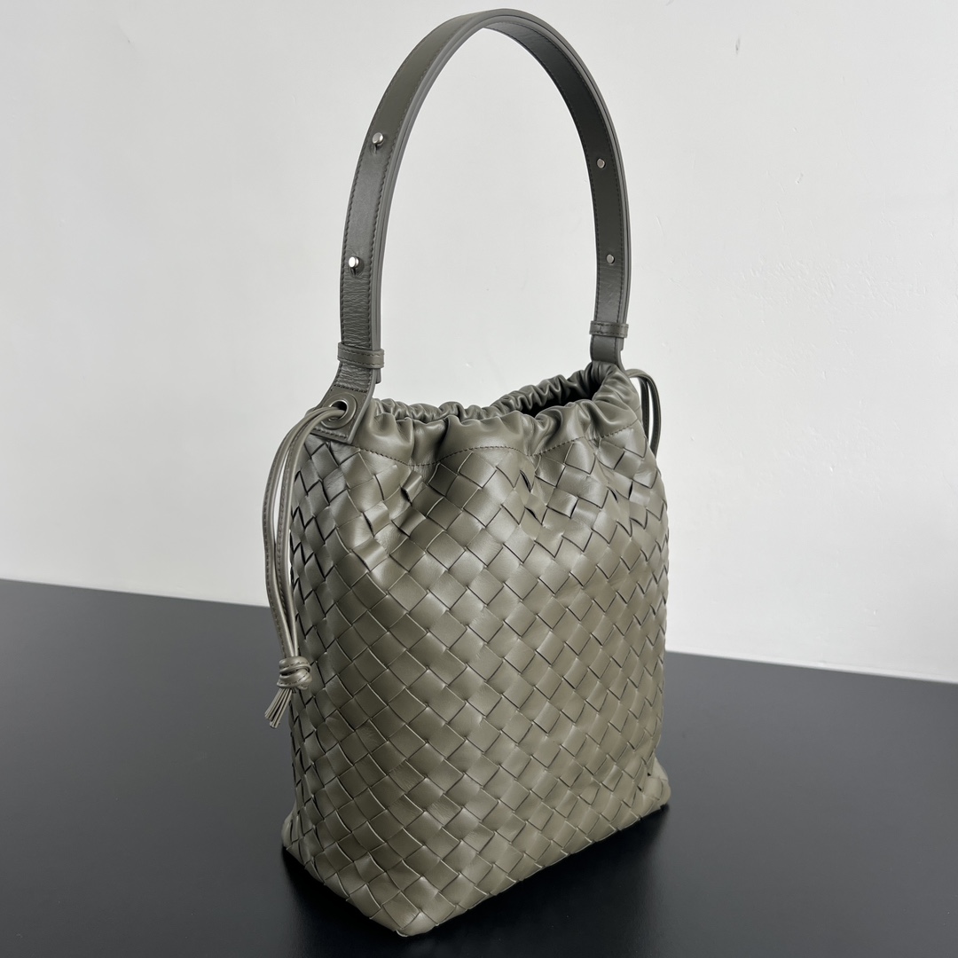 Сумка-мешок Bottega Veneta с плетением Intrecciato