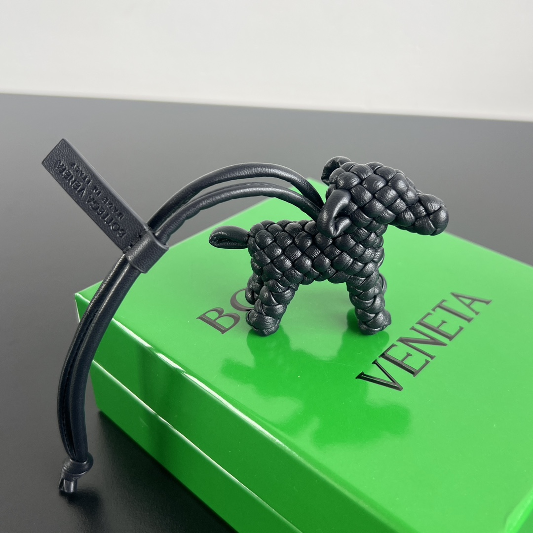 NO:617210,Bv Puppy Pendant 807068 Every time I see it, I will be in a good mood. The Puppy Pendant is made of high-quality sheepskin woven material and carefully woven by craftsmen. It has exquisite details and bright luster. It is compact and exquisite. Hang it on a bag and instantly enhance your sense of fashion. It has a high rate of return. Hang it on the rearview mirror while driving. It also has a full sense of luxury. Whether it is for personal use or as a gift, this accessory can show your taste and style.  Dimensions: width 8.2* height 7.2* depth 3* lanyard height 17cm., single jewelry     , bottega veneta, sheepskin19860909Bv 小狗吊饰 807068 每次看到它 心情会超好 小狗挂饰采用高品质羊皮编织材质 经过工匠细心编织 细节精致 光泽亮丽 小巧精致 挂在哪里都超有范儿把它挂在包包上,瞬间提升时尚感 回头率超高 开车时挂在后视镜上 也是满满的高级感 无论是自用还是送礼,这款配饰都能彰显您的品味与格调 尺寸宽8.2*高7.2* 深3* 挂绳高度 17cm.,单品首饰    ,bottega veneta,she,accessory