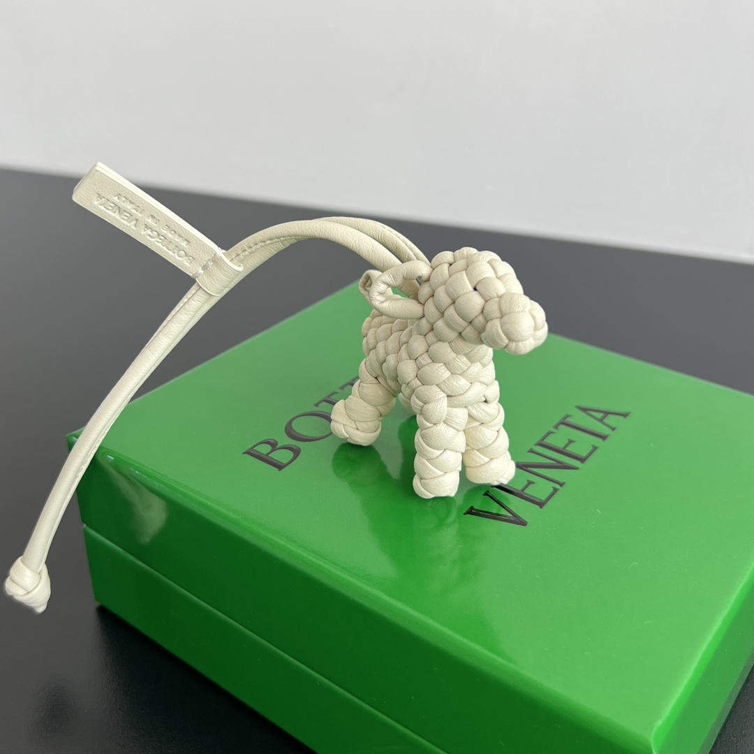 NO:617213,Bv Puppy Pendant 807068 Every time I see it, I will be in a good mood. The Puppy Pendant is made of high-quality sheepskin woven material and carefully woven by craftsmen. It has exquisite details and bright luster. It is compact and exquisite. Hang it on a bag and instantly enhance your sense of fashion. It has a high rate of return. Hang it on the rearview mirror while driving. It also has a full sense of luxury. Whether it is for personal use or as a gift, this accessory can show your taste and style.  Dimensions: width 8.2* height 7.2* depth 3* lanyard height 17cm., single jewelry     , bottega veneta, sheepskin19860909Bv 小狗吊饰 807068 每次看到它 心情会超好 小狗挂饰采用高品质羊皮编织材质 经过工匠细心编织 细节精致 光泽亮丽 小巧精致 挂在哪里都超有范儿把它挂在包包上,瞬间提升时尚感 回头率超高 开车时挂在后视镜上 也是满满的高级感 无论是自用还是送礼,这款配饰都能彰显您的品味与格调 尺寸宽8.2*高7.2* 深3* 挂绳高度 17cm.,单品首饰    ,bottega veneta,she,accessory