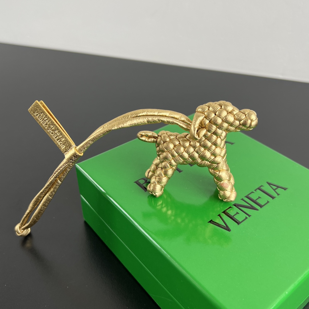 NO:617216,Bv Puppy Pendant 807068 Every time I see it, I will be in a good mood. The Puppy Pendant is made of high-quality sheepskin woven material and carefully woven by craftsmen. It has exquisite details and bright luster. It is compact and exquisite. Hang it on a bag and instantly enhance your sense of fashion. It has a high rate of return. Hang it on the rearview mirror while driving. It also has a full sense of luxury. Whether it is for personal use or as a gift, this accessory can show your taste and style.  Dimensions: width 8.2* height 7.2* depth 3* lanyard height 17cm., single jewelry     , bottega veneta, sheepskin19860909Bv 小狗吊饰 807068 每次看到它 心情会超好 小狗挂饰采用高品质羊皮编织材质 经过工匠细心编织 细节精致 光泽亮丽 小巧精致 挂在哪里都超有范儿把它挂在包包上,瞬间提升时尚感 回头率超高 开车时挂在后视镜上 也是满满的高级感 无论是自用还是送礼,这款配饰都能彰显您的品味与格调 尺寸宽8.2*高7.2* 深3* 挂绳高度 17cm.,单品首饰    ,bottega veneta,she,accessory
