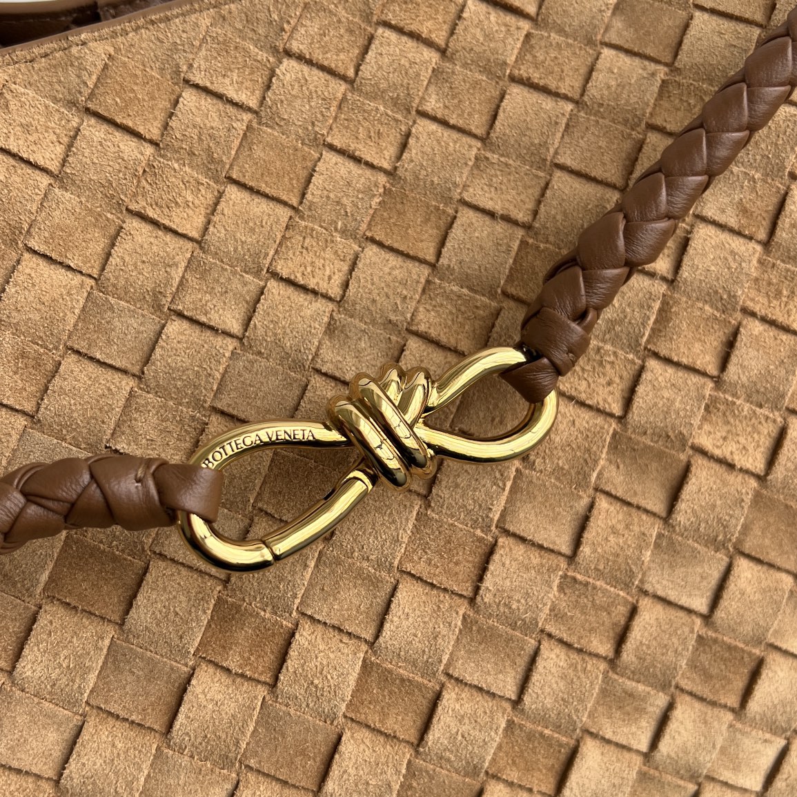 #BV’s new deerskin Andiamo 743575🎈 The warm deerskin velvet Andiamo for autumn and winter is here🍂 Made of cashmere calf deerskin, the touch is softer and more delicate, and the overall body is very full and high-end! The shoulder strap has a sliding metal rope buckle that can be adjusted at will photo 2