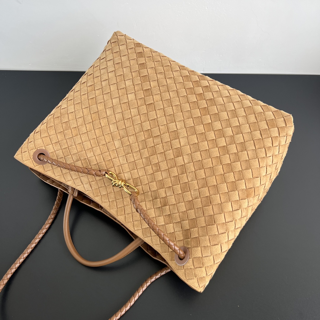 #BV’s new deerskin Andiamo 743575🎈 The warm deerskin velvet Andiamo for autumn and winter is here🍂 Made of cashmere calf deerskin, the touch is softer and more delicate, and the overall body is very full and high-end! The shoulder strap has a sliding metal rope buckle that can be adjusted at will photo 3