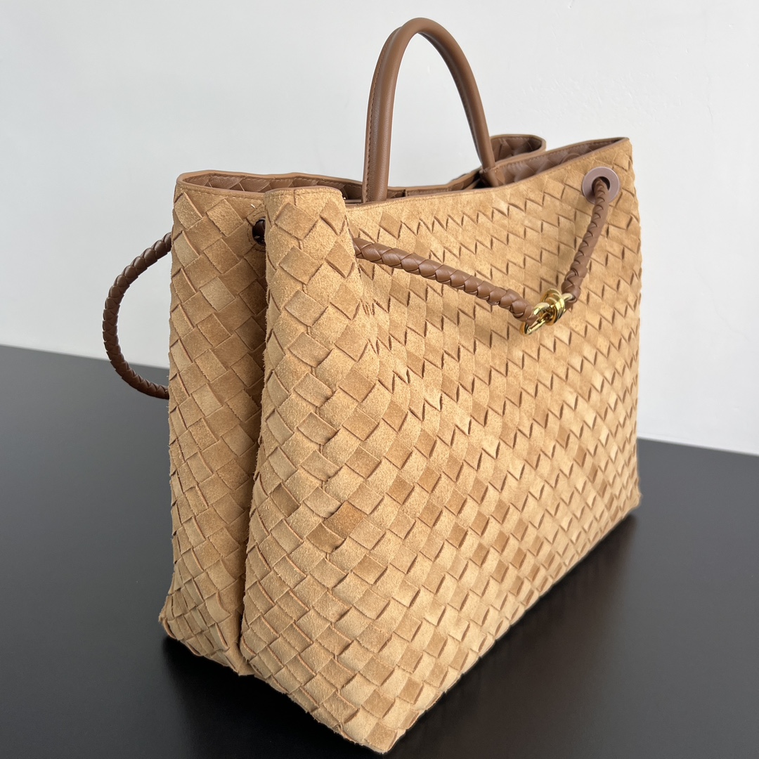 #BV’s new deerskin Andiamo 743575🎈 The warm deerskin velvet Andiamo for autumn and winter is here🍂 Made of cashmere calf deerskin, the touch is softer and more delicate, and the overall body is very full and high-end! The shoulder strap has a sliding metal rope buckle that can be adjusted at will photo 4