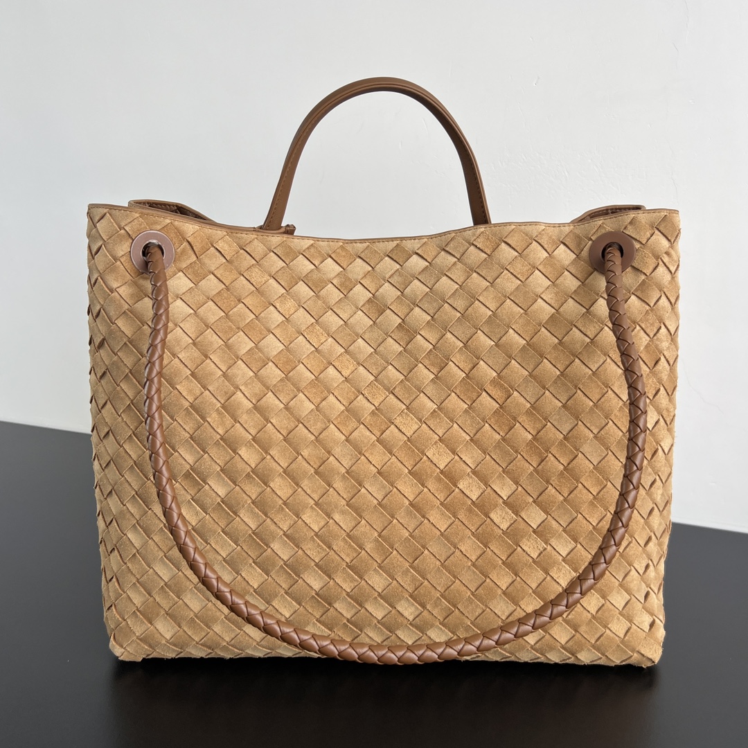 #BV’s new deerskin Andiamo 743575🎈 The warm deerskin velvet Andiamo for autumn and winter is here🍂 Made of cashmere calf deerskin, the touch is softer and more delicate, and the overall body is very full and high-end! The shoulder strap has a sliding metal rope buckle that can be adjusted at will photo 5