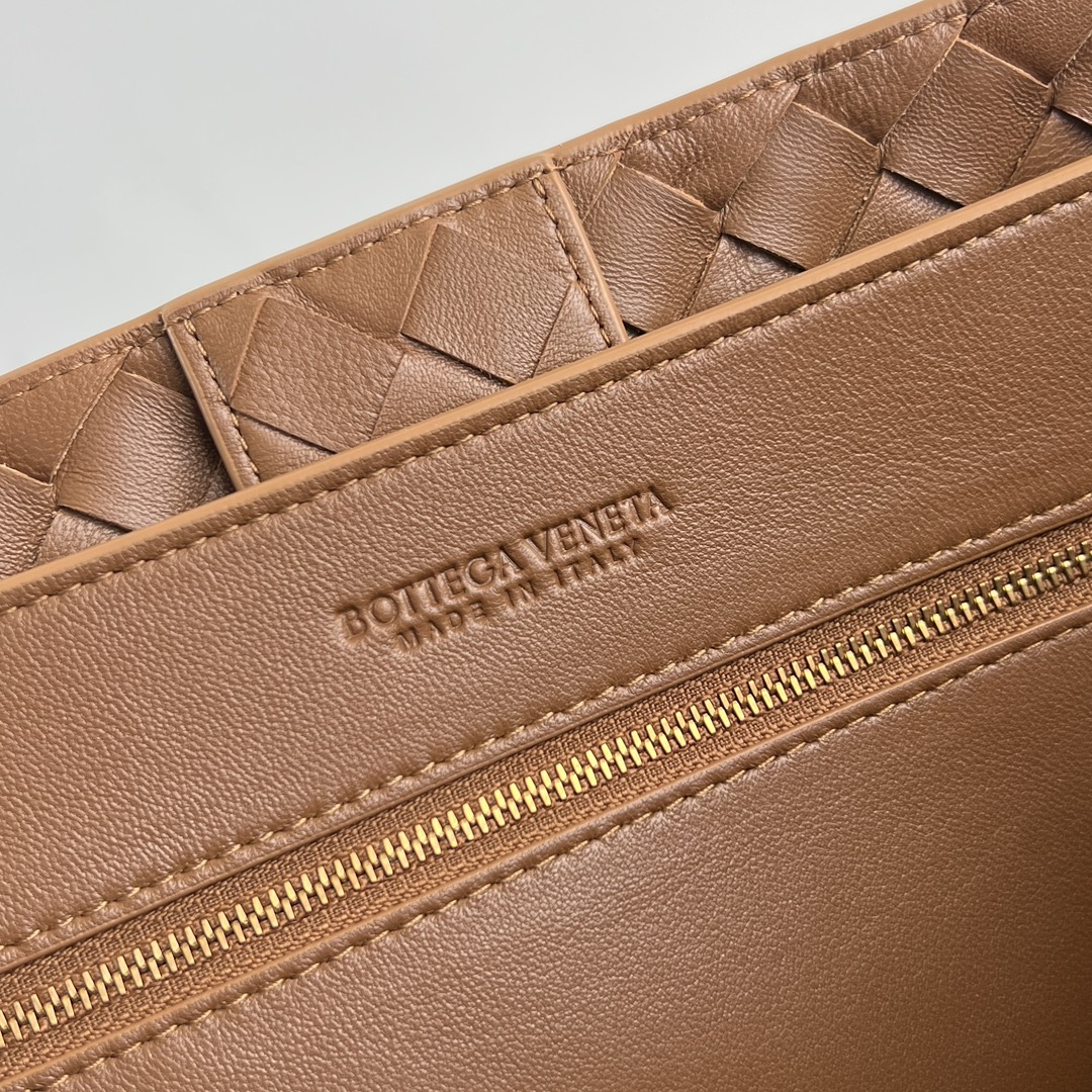 #BV’s new deerskin Andiamo 743575🎈 The warm deerskin velvet Andiamo for autumn and winter is here🍂 Made of cashmere calf deerskin, the touch is softer and more delicate, and the overall body is very full and high-end! The shoulder strap has a sliding metal rope buckle that can be adjusted at will photo 6