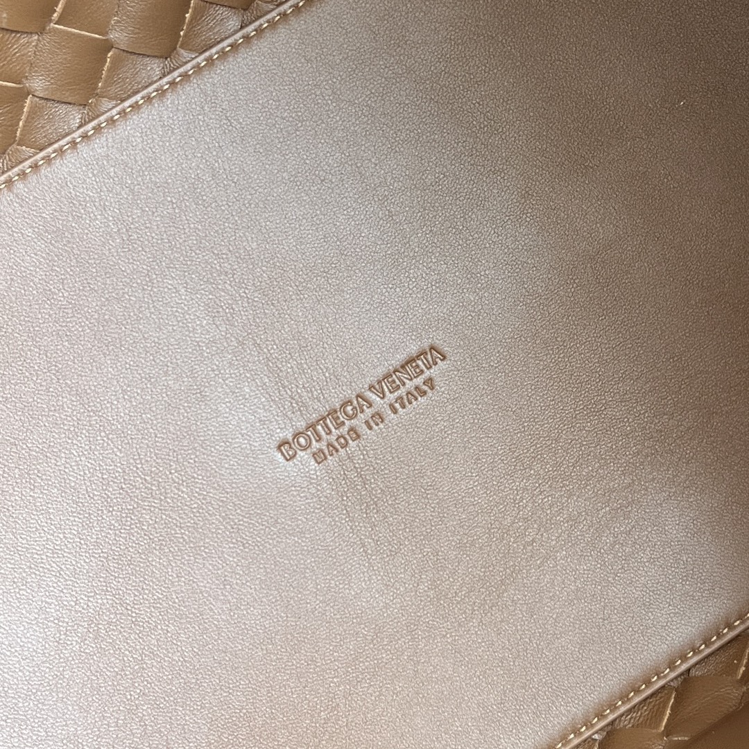 #BV’s new deerskin Andiamo 743575🎈 The warm deerskin velvet Andiamo for autumn and winter is here🍂 Made of cashmere calf deerskin, the touch is softer and more delicate, and the overall body is very full and high-end! The shoulder strap has a sliding metal rope buckle that can be adjusted at will photo 7