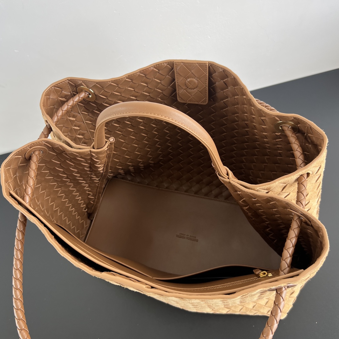 #BV’s new deerskin Andiamo 743575🎈 The warm deerskin velvet Andiamo for autumn and winter is here🍂 Made of cashmere calf deerskin, the touch is softer and more delicate, and the overall body is very full and high-end! The shoulder strap has a sliding metal rope buckle that can be adjusted at will photo 9
