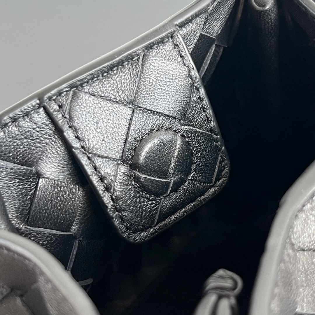 BV's new intrecciato woven leather shoulder bag comes with a detachable cross-body strap. It comes with a mini bag inside. The appearance retains the unique design of BV woven. The parachute bag is a bag that makes people fall in love before seeing the real thing. The small golden knot embellishment is full of simple and high-end sense to meet your needs in different occasions. 796569 Size: 21X17X16.5cm photo 1