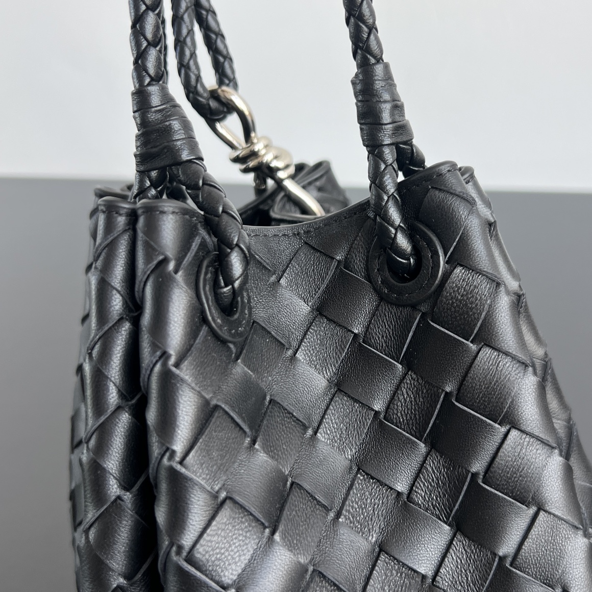 BV's new intrecciato woven leather shoulder bag comes with a detachable cross-body strap. It comes with a mini bag inside. The appearance retains the unique design of BV woven. The parachute bag is a bag that makes people fall in love before seeing the real thing. The small golden knot embellishment is full of simple and high-end sense to meet your needs in different occasions. 796569 Size: 21X17X16.5cm photo 2