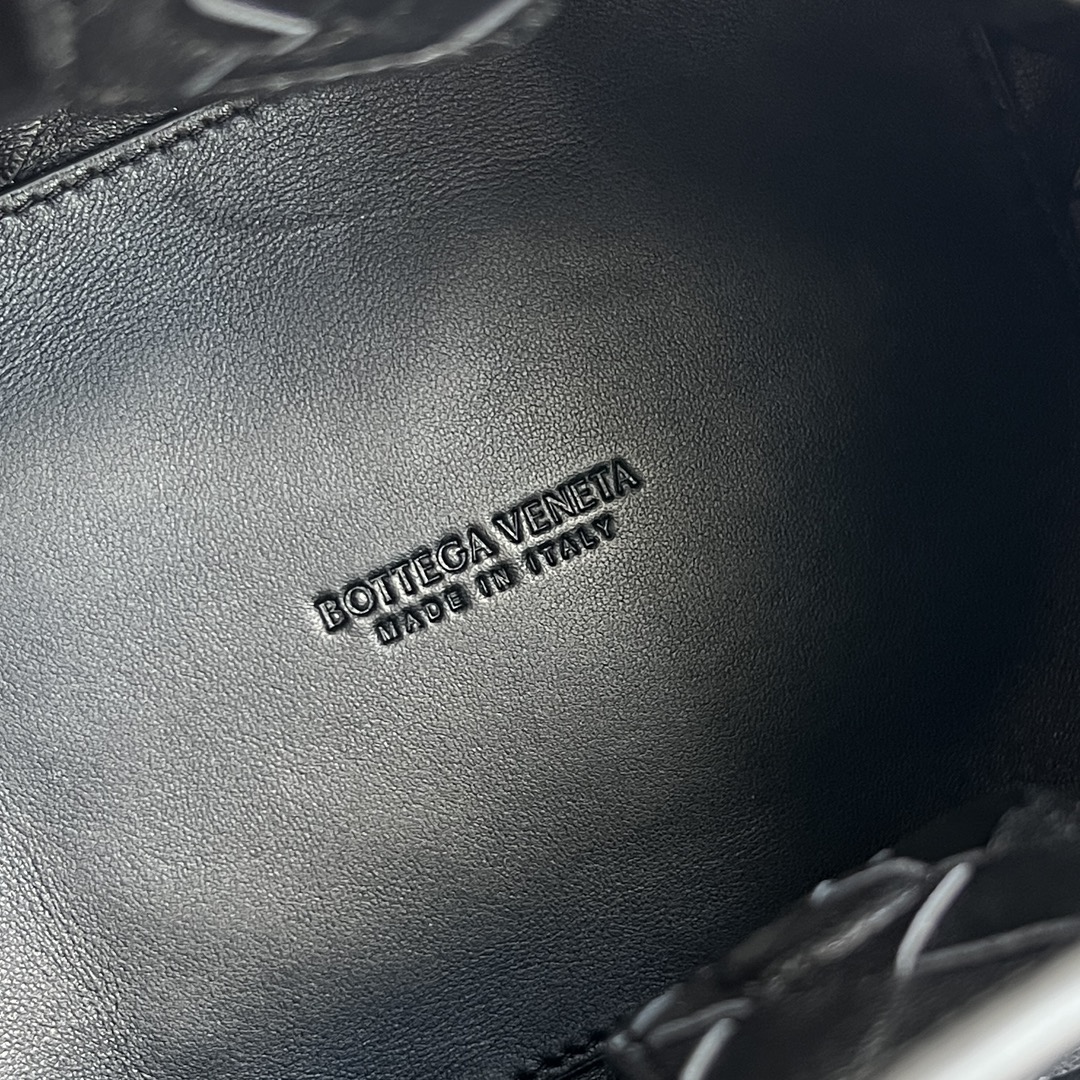 BV's new intrecciato woven leather shoulder bag comes with a detachable cross-body strap. It comes with a mini bag inside. The appearance retains the unique design of BV woven. The parachute bag is a bag that makes people fall in love before seeing the real thing. The small golden knot embellishment is full of simple and high-end sense to meet your needs in different occasions. 796569 Size: 21X17X16.5cm photo 3