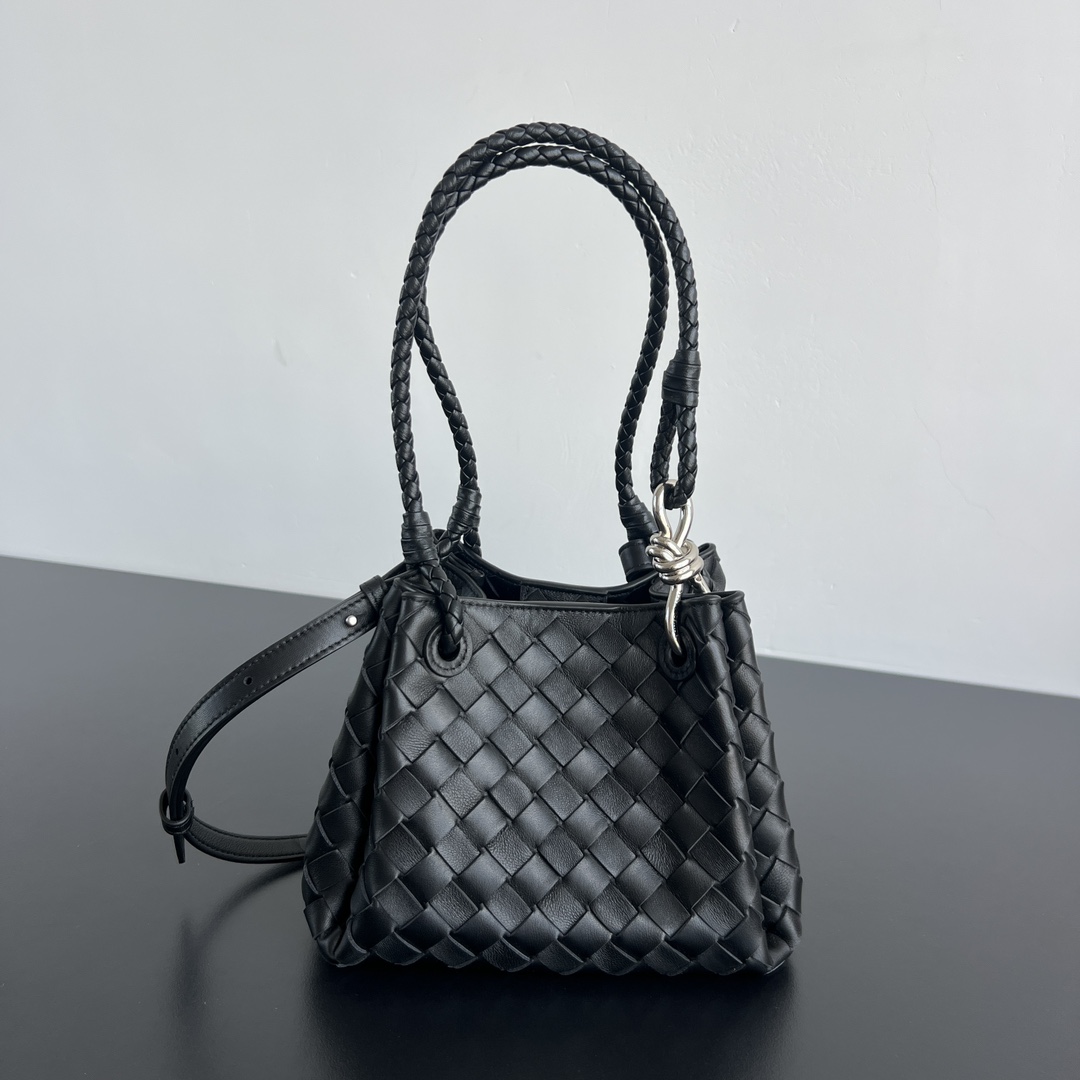 BV's new intrecciato woven leather shoulder bag comes with a detachable cross-body strap. It comes with a mini bag inside. The appearance retains the unique design of BV woven. The parachute bag is a bag that makes people fall in love before seeing the real thing. The small golden knot embellishment is full of simple and high-end sense to meet your needs in different occasions. 796569 Size: 21X17X16.5cm
