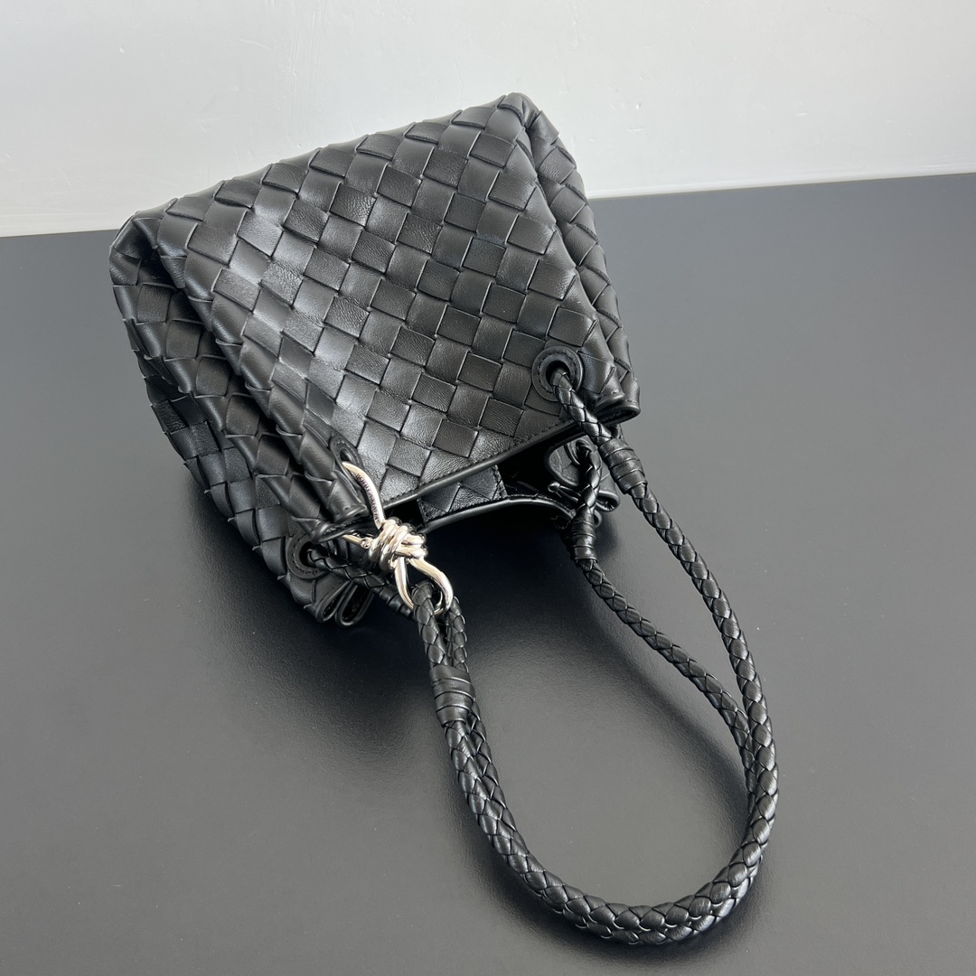 BV's new intrecciato woven leather shoulder bag comes with a detachable cross-body strap. It comes with a mini bag inside. The appearance retains the unique design of BV woven. The parachute bag is a bag that makes people fall in love before seeing the real thing. The small golden knot embellishment is full of simple and high-end sense to meet your needs in different occasions. 796569 Size: 21X17X16.5cm photo 7